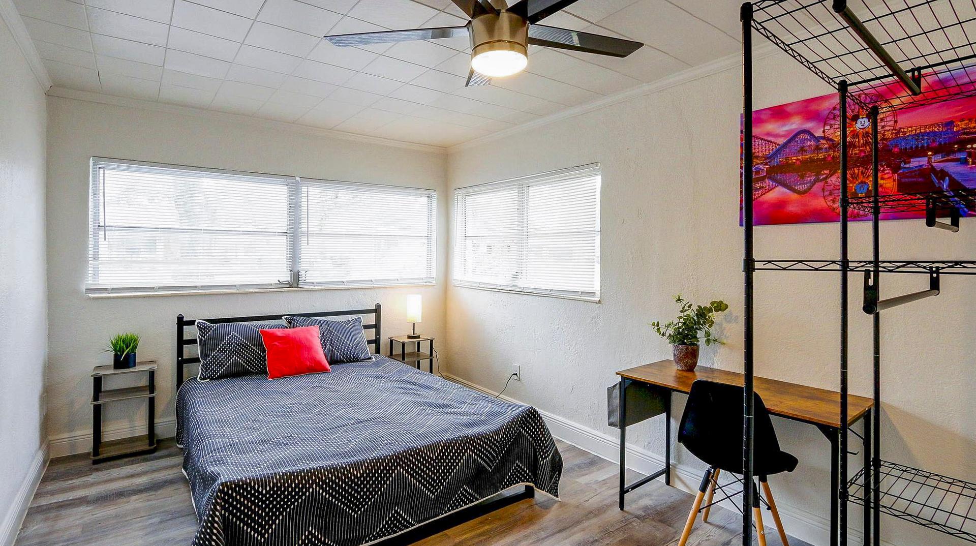 bedroom, detected:ceiling fan, bed, window blind