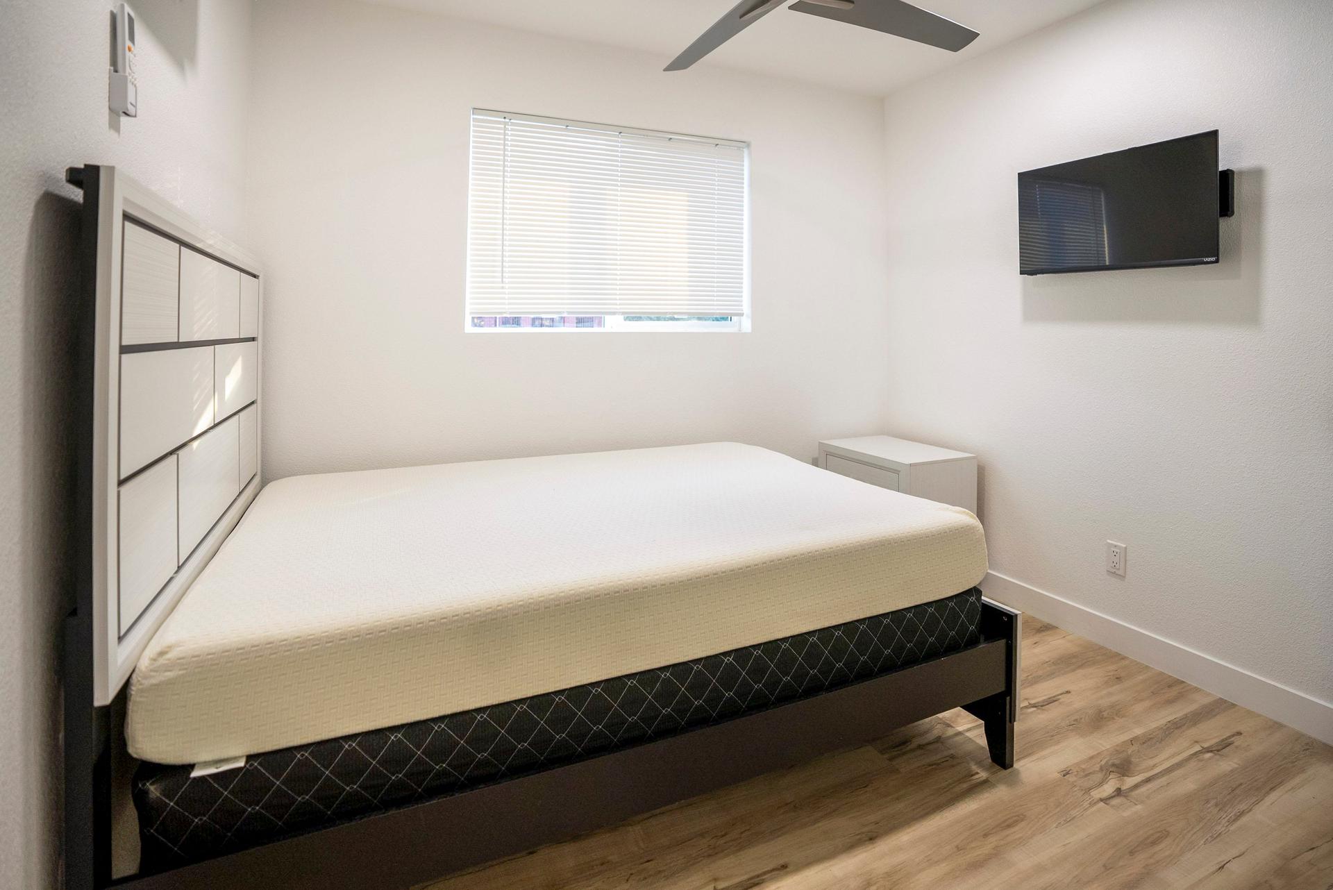 bedroom, detected:ceiling fan, bed, window blind