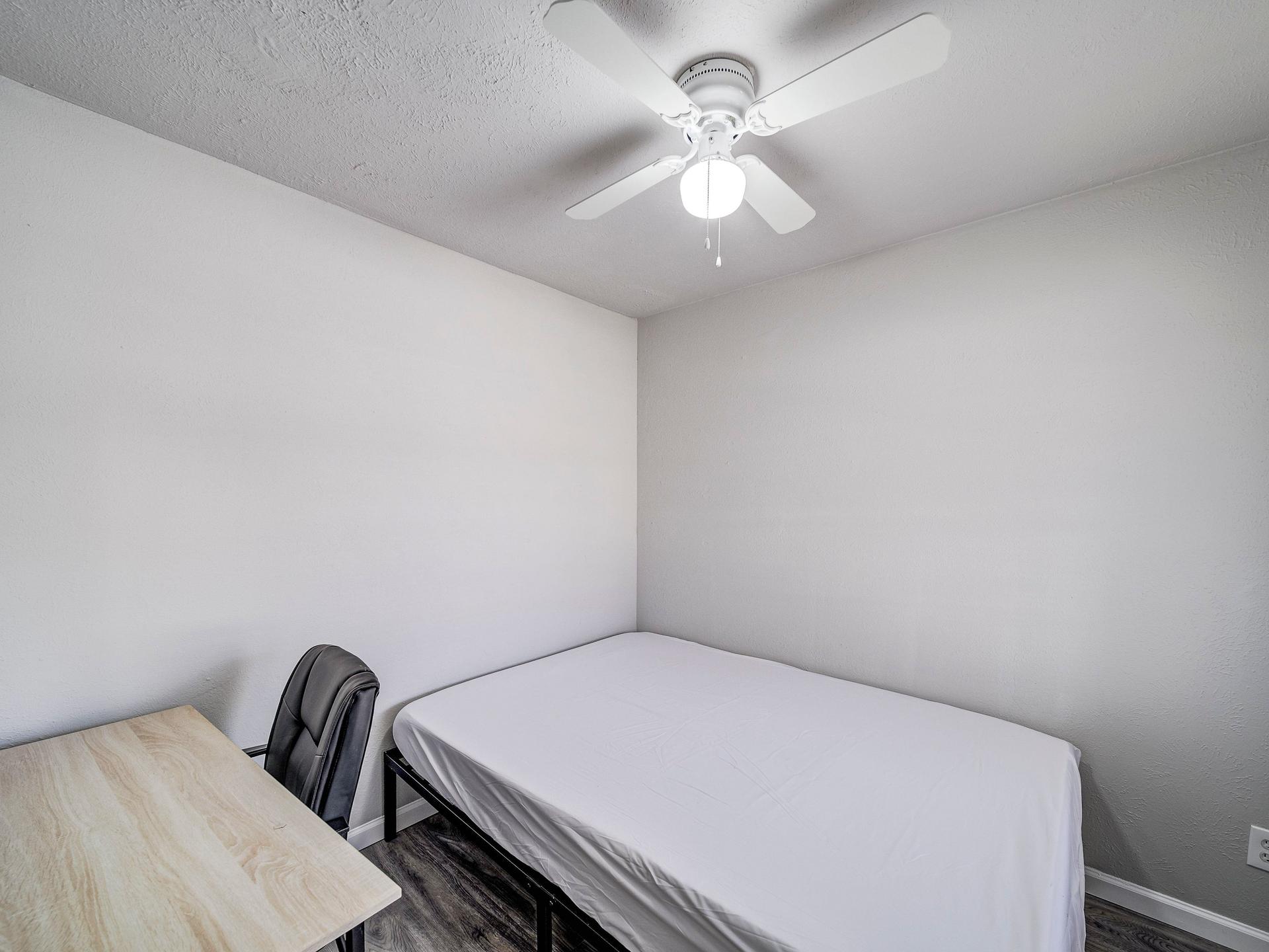 bedroom, detected:ceiling fan, bed