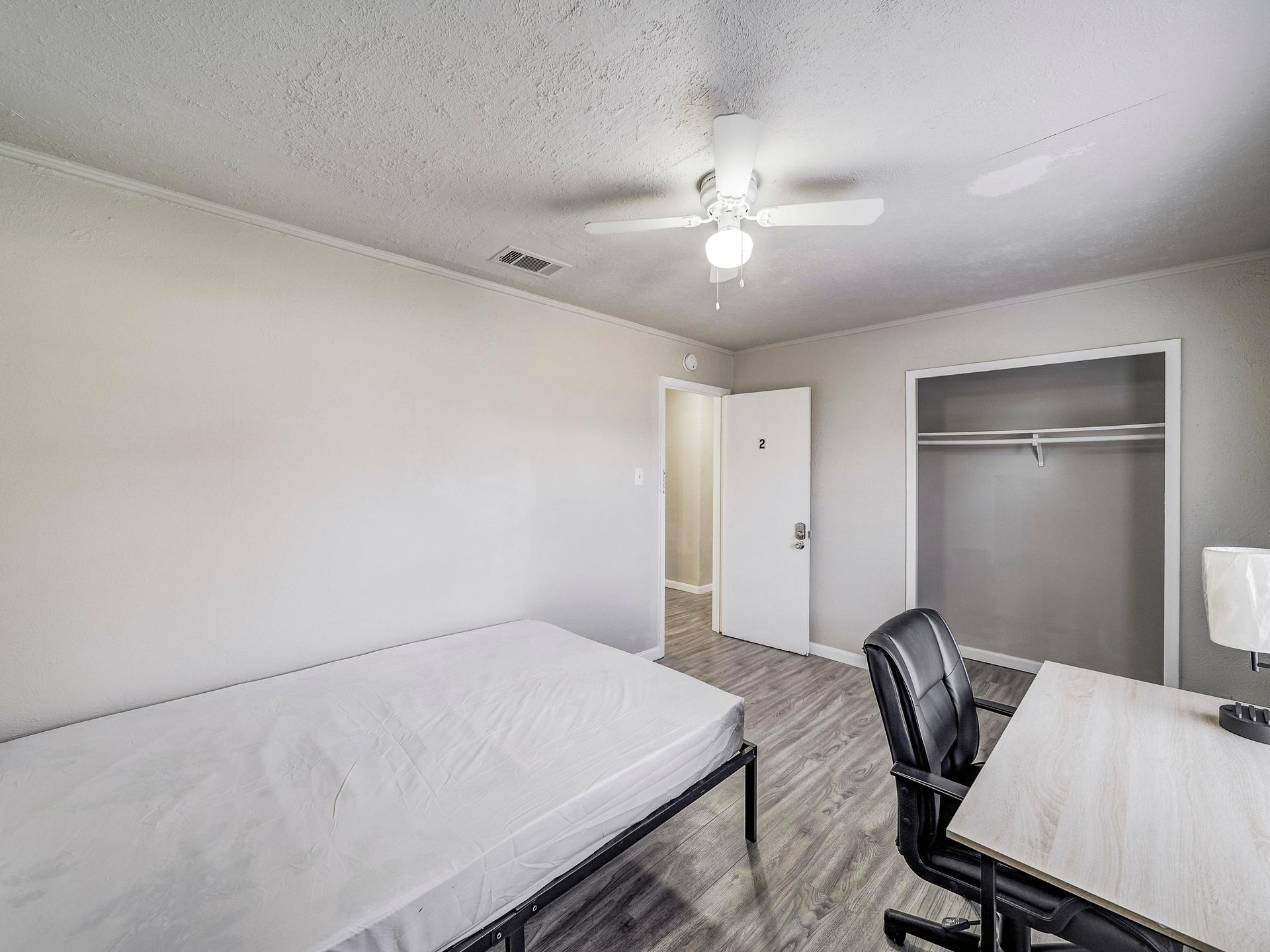 bedroom, detected:ceiling fan, bed