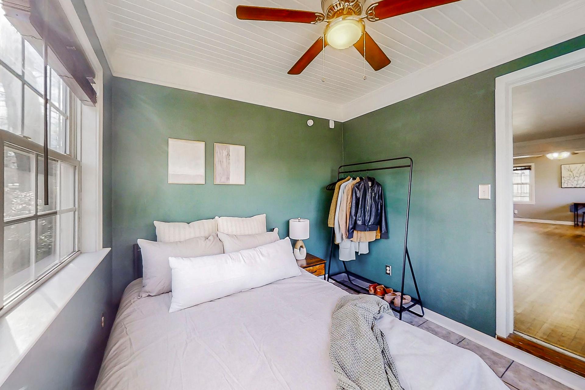 bedroom, detected:ceiling fan, bed