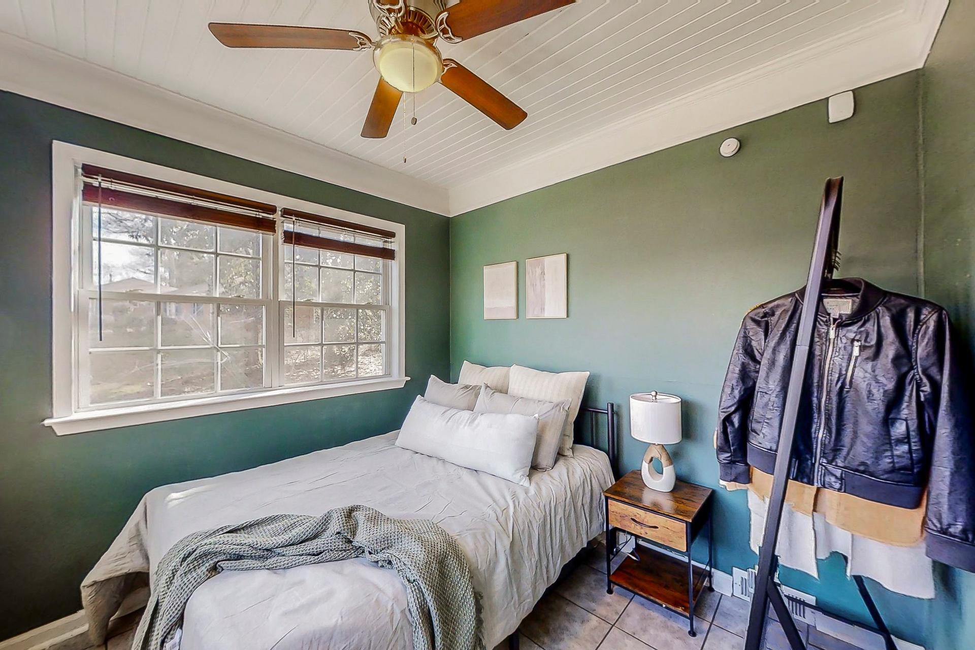 bedroom, detected:ceiling fan, window blind, bed