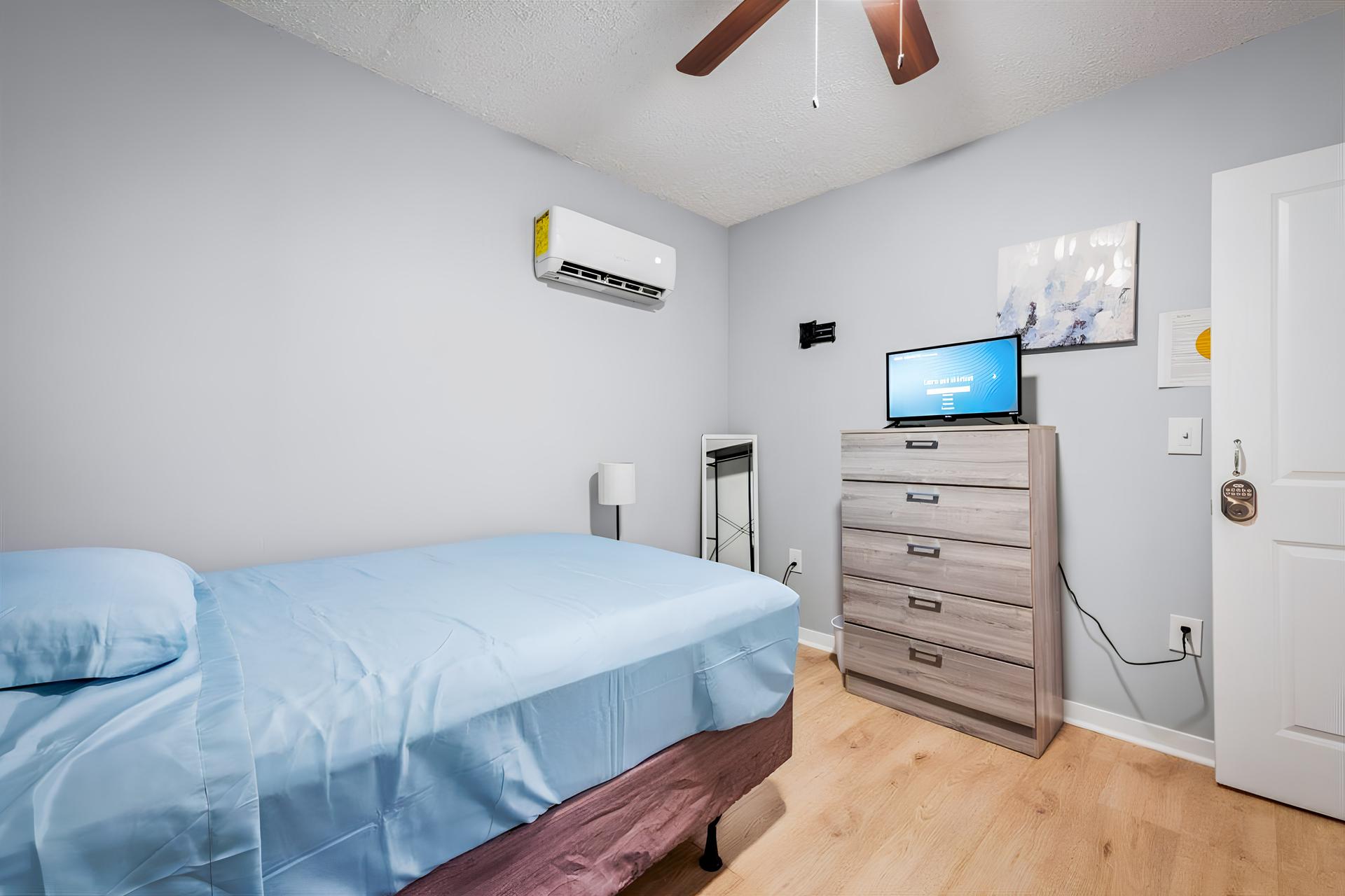 bedroom, detected:ceiling fan, bed