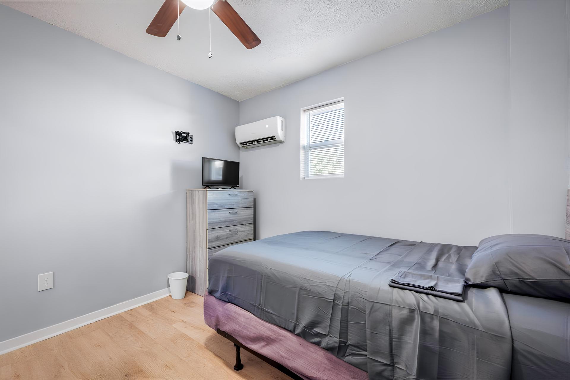 bedroom, detected:ceiling fan, bed, window blind