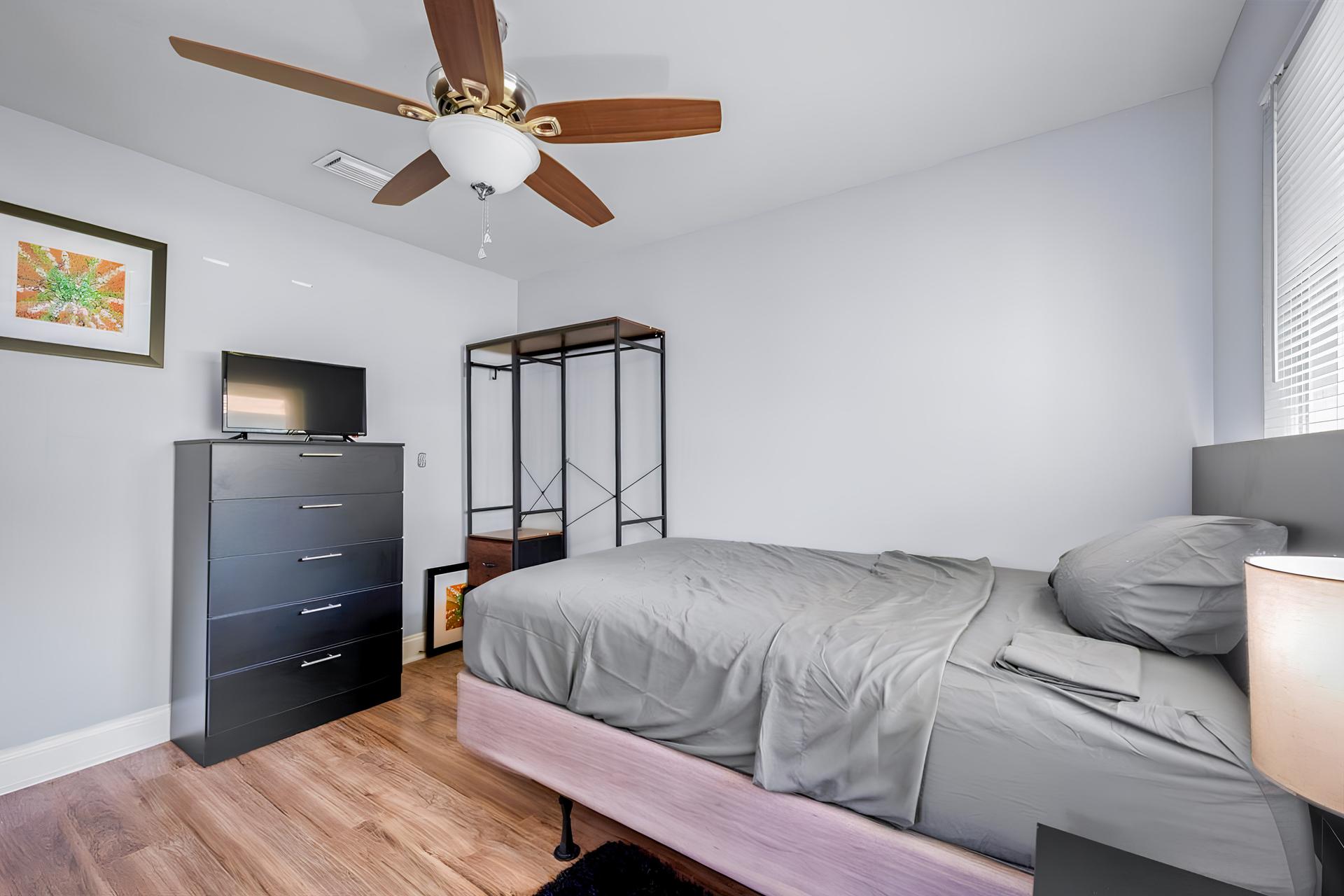 bedroom, detected:ceiling fan, window blind, bed