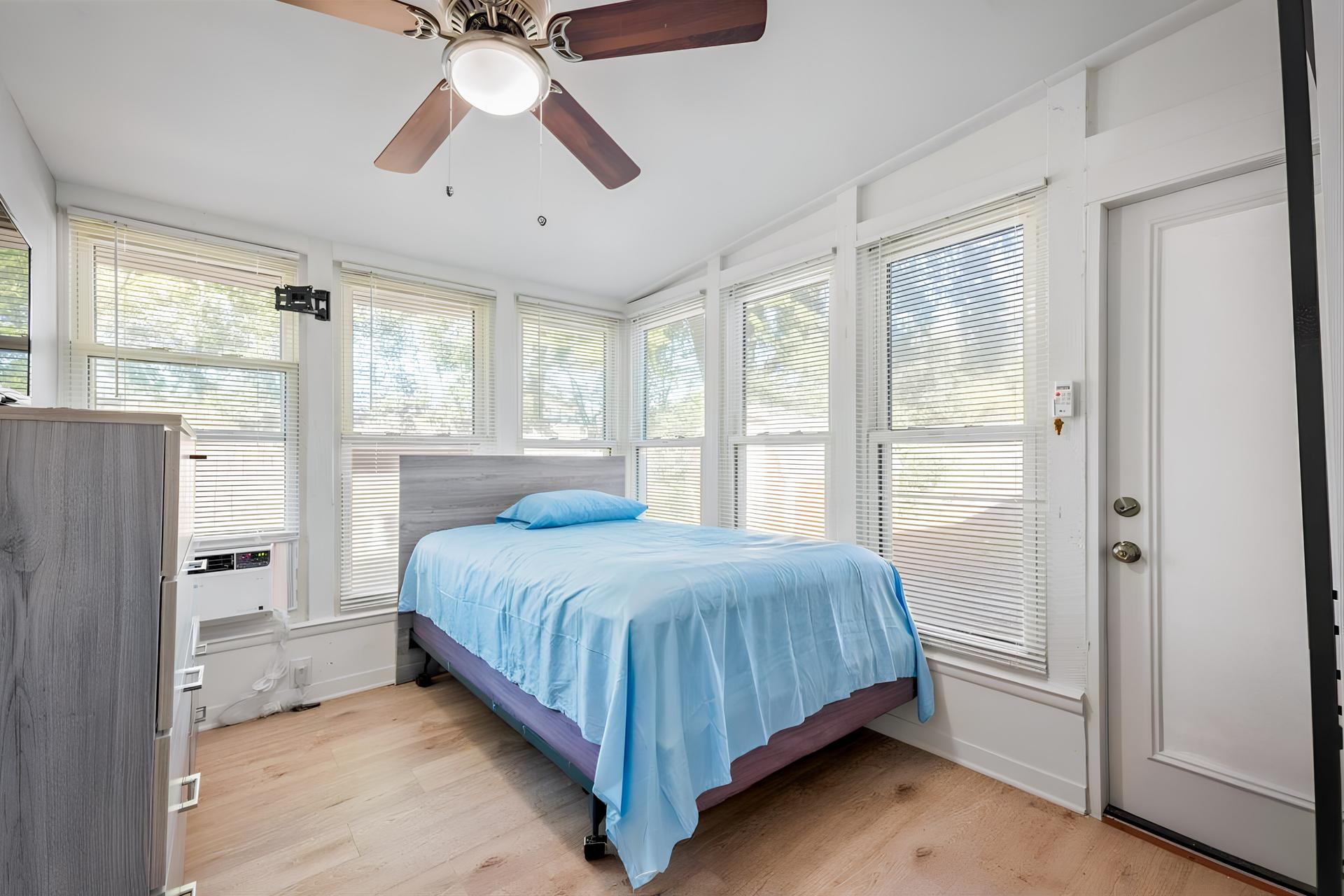 bedroom, detected:ceiling fan, window blind, bed