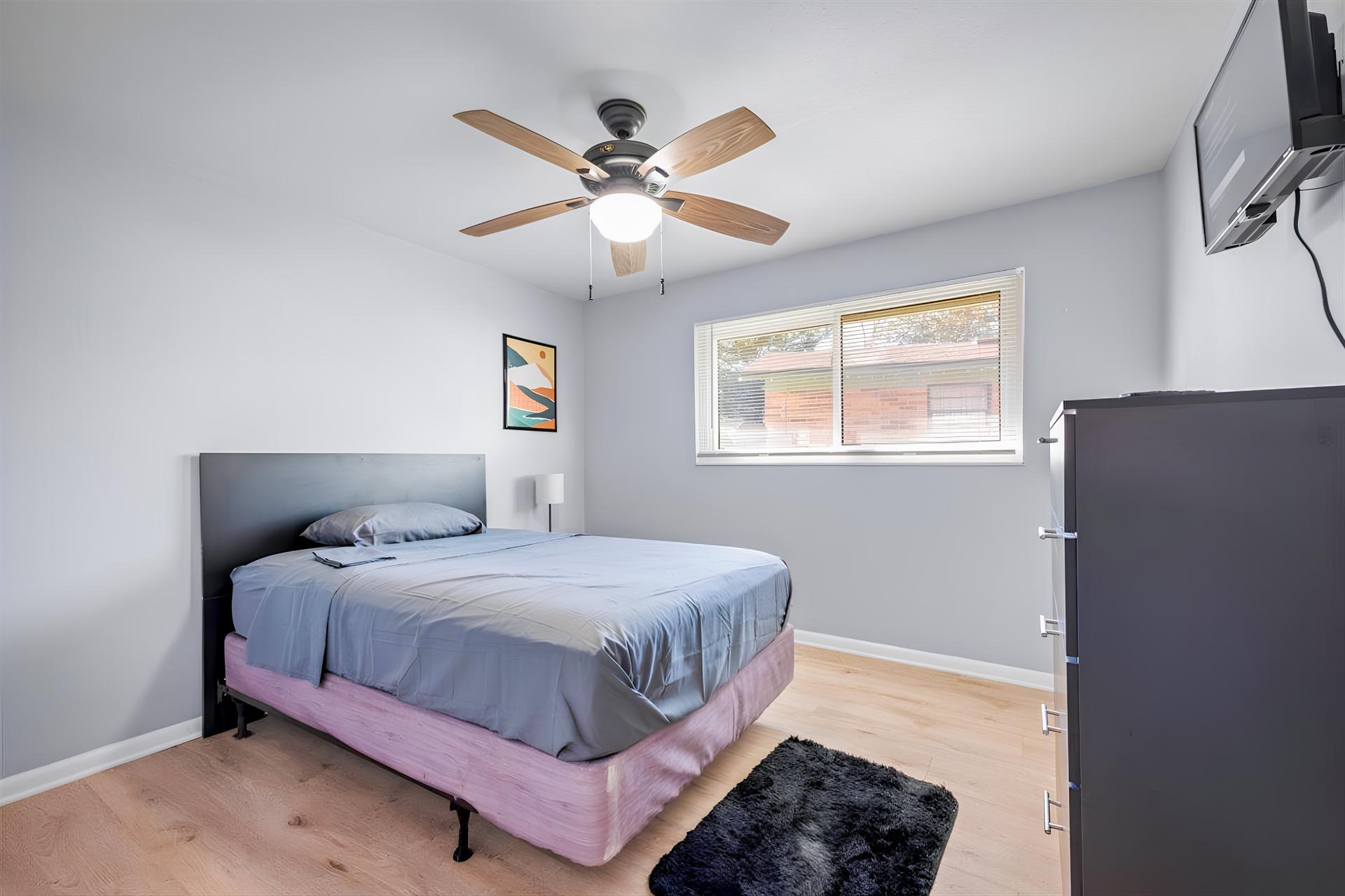 bedroom, detected:ceiling fan, window blind, bed