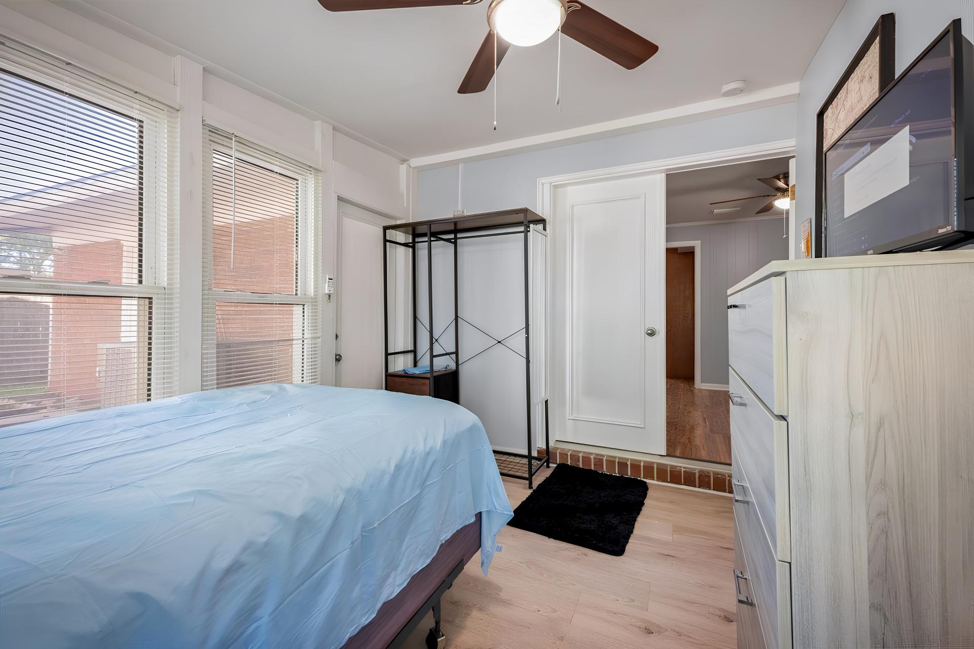 bedroom, detected:ceiling fan, window blind, bed