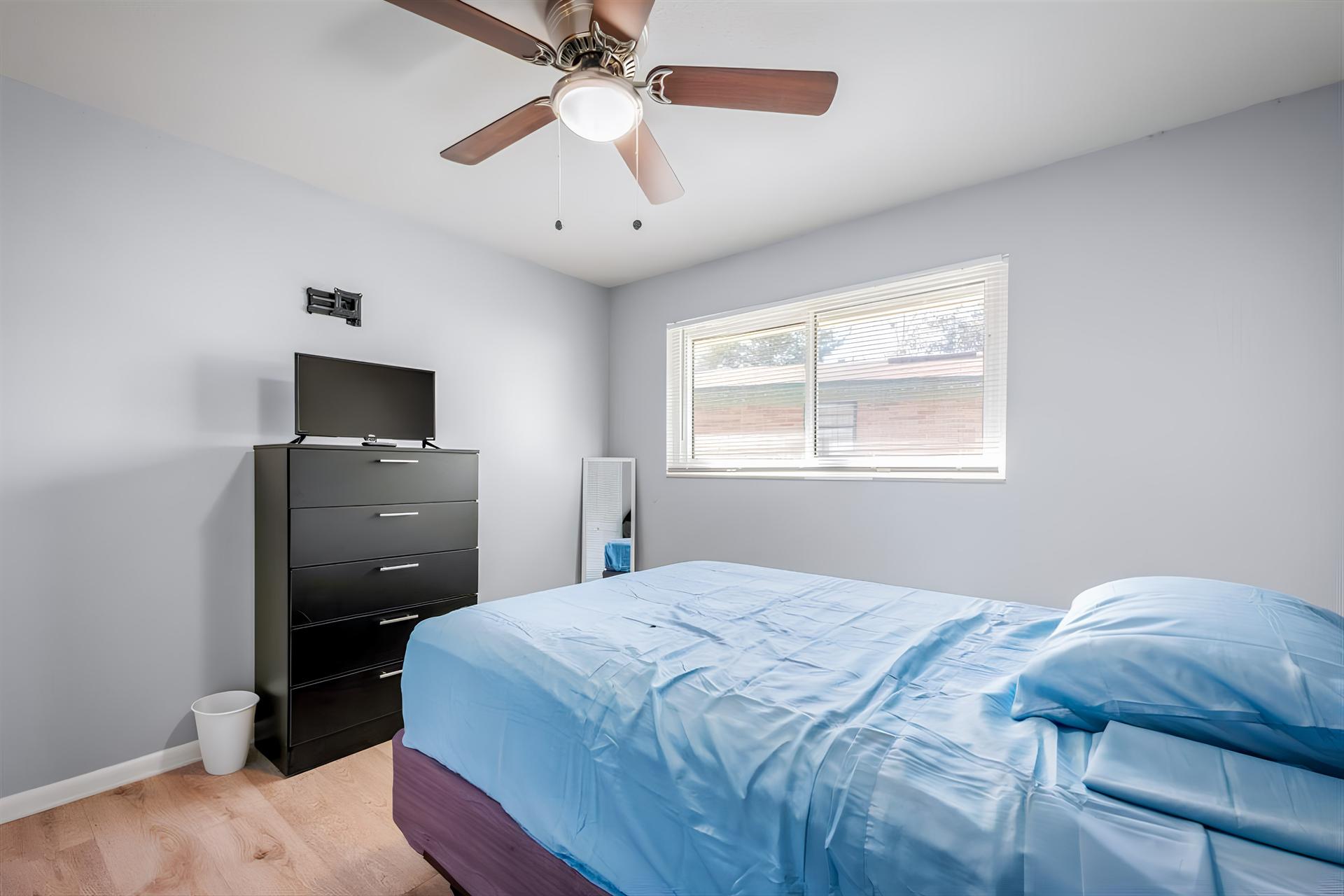bedroom, detected:ceiling fan, window blind, bed