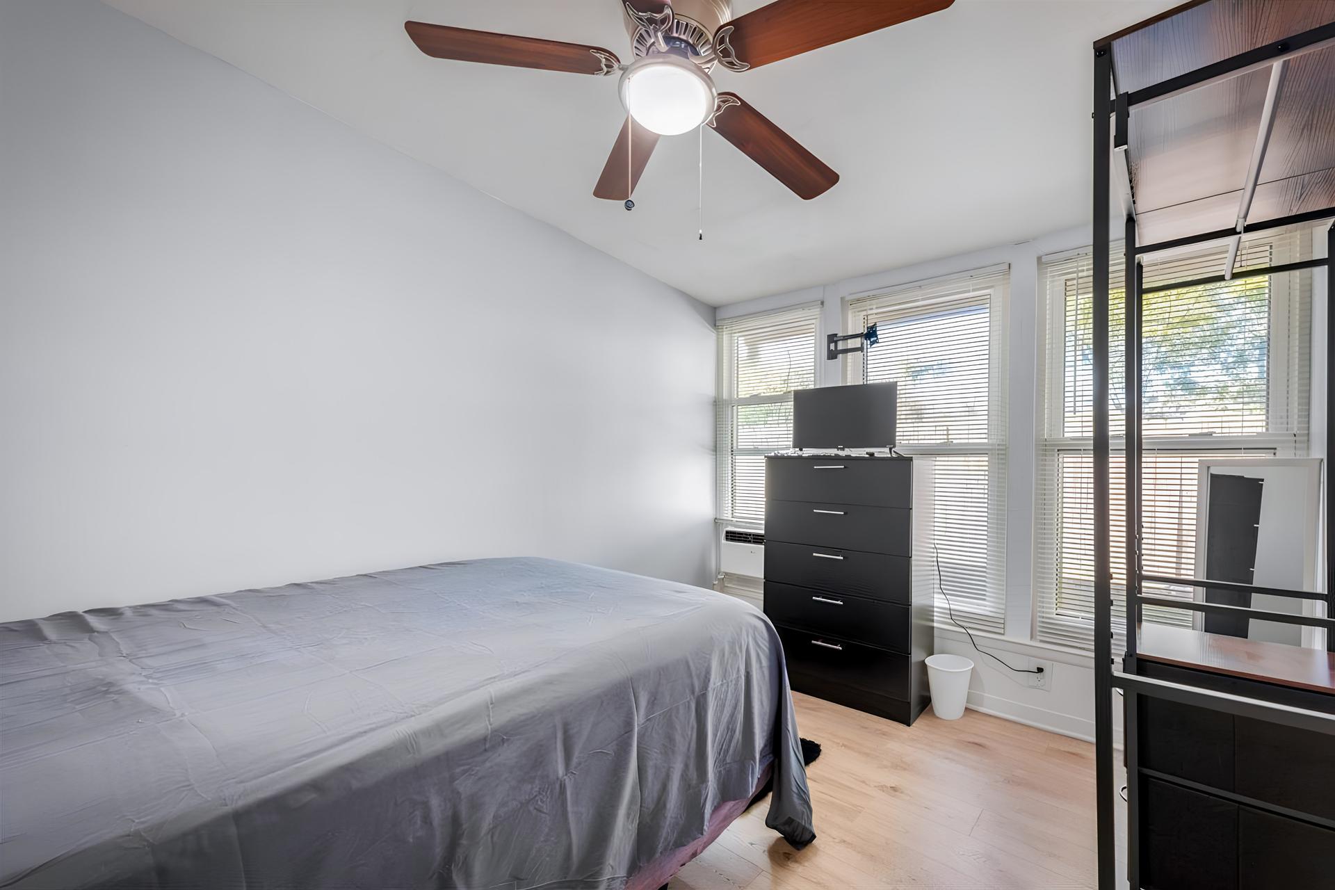 bedroom, detected:ceiling fan, window blind, bed