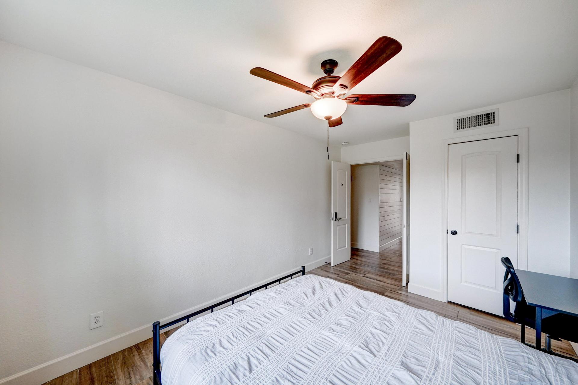 bedroom, detected:ceiling fan, window blind, bed
