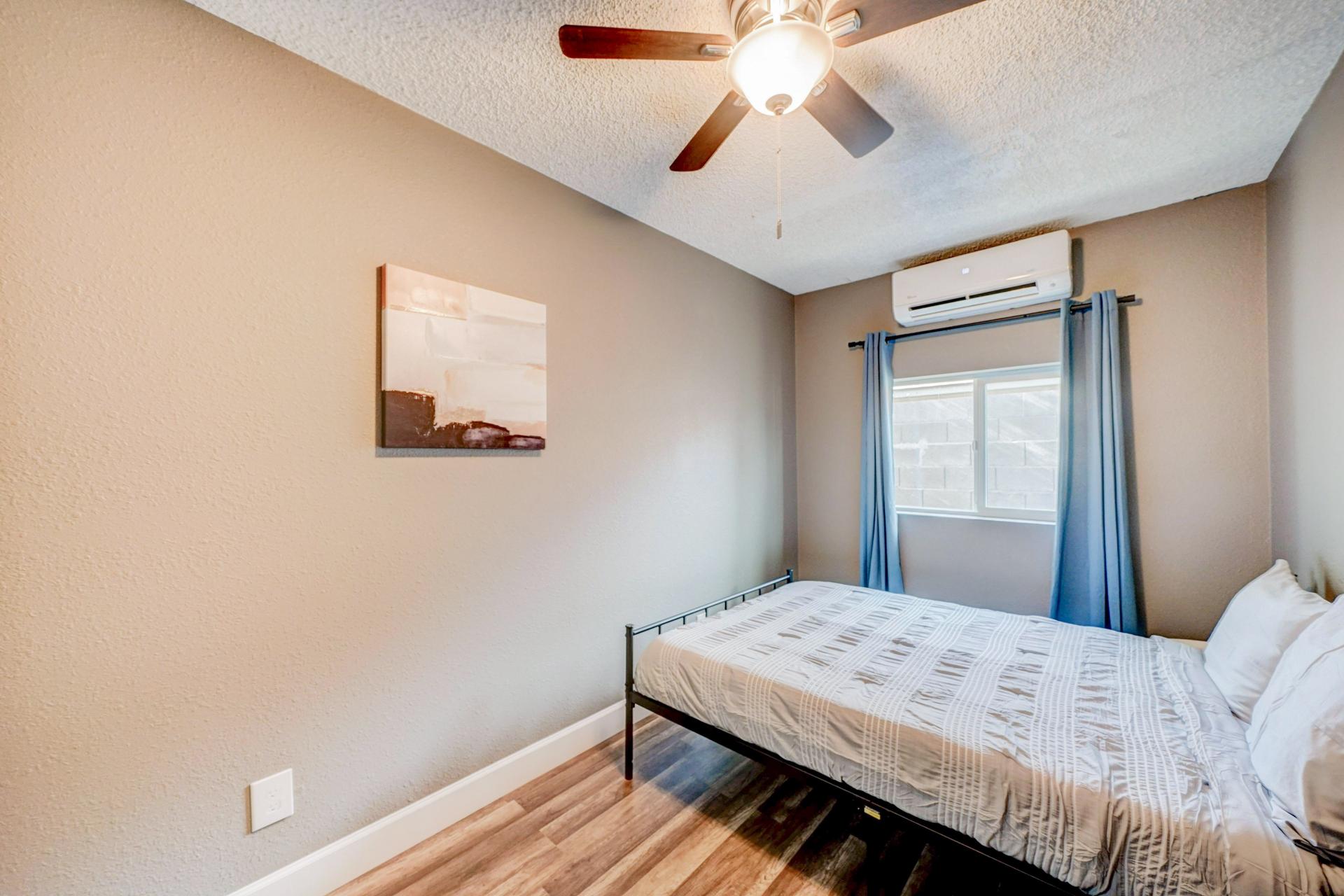 bedroom, detected:ceiling fan, window blind, bed