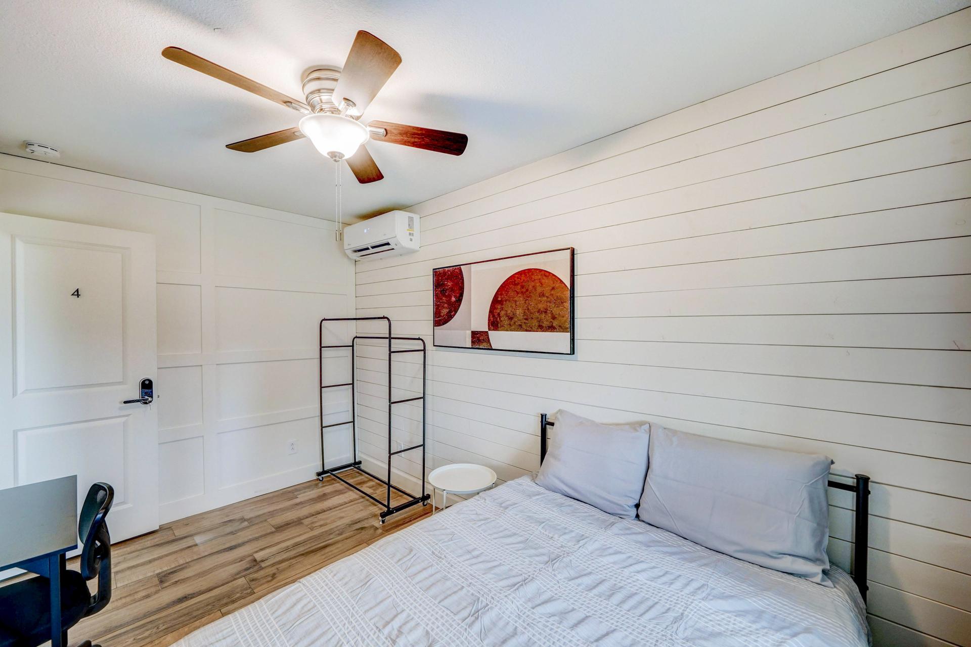 bedroom, detected:ceiling fan, bed, window blind