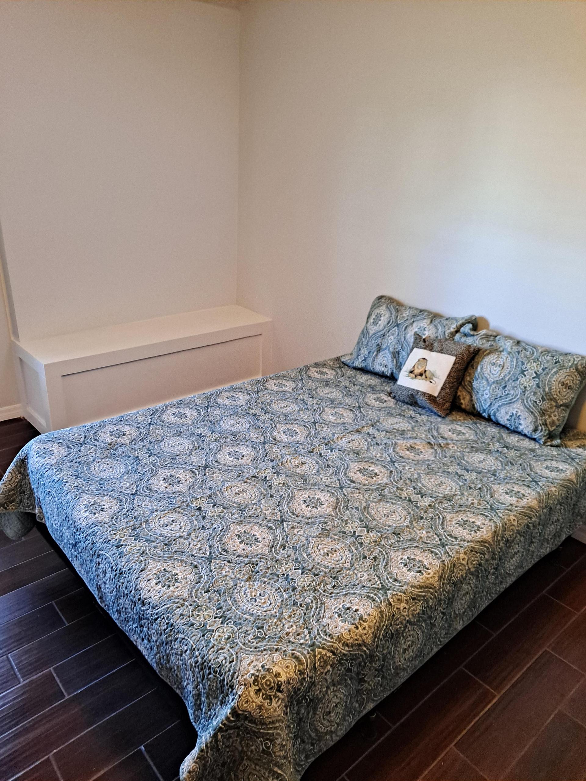 Queen Bed, Extra Sitting Area, Vaulted Ceiling
