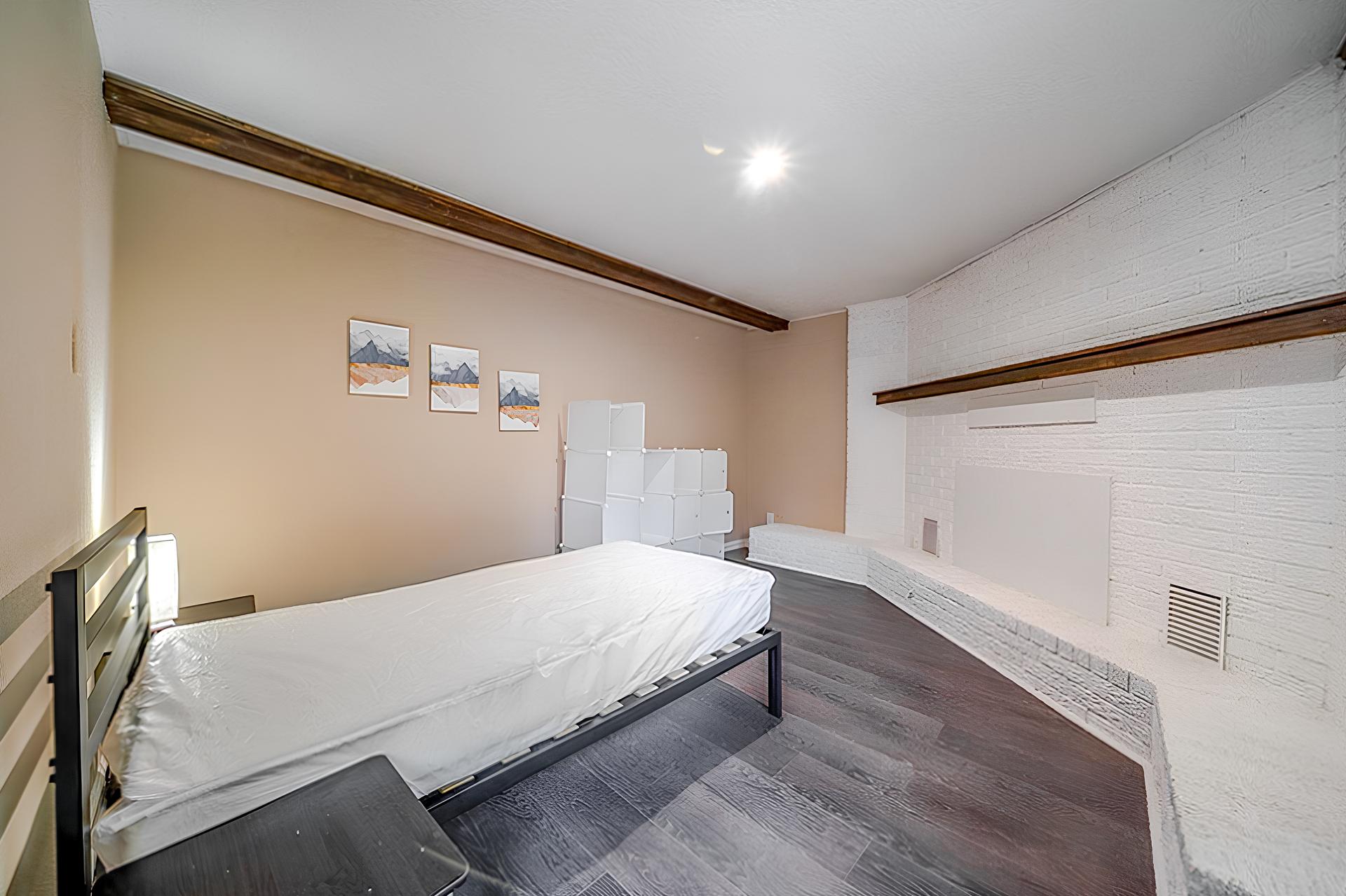 bedroom, detected: hardwood, window blind, bed