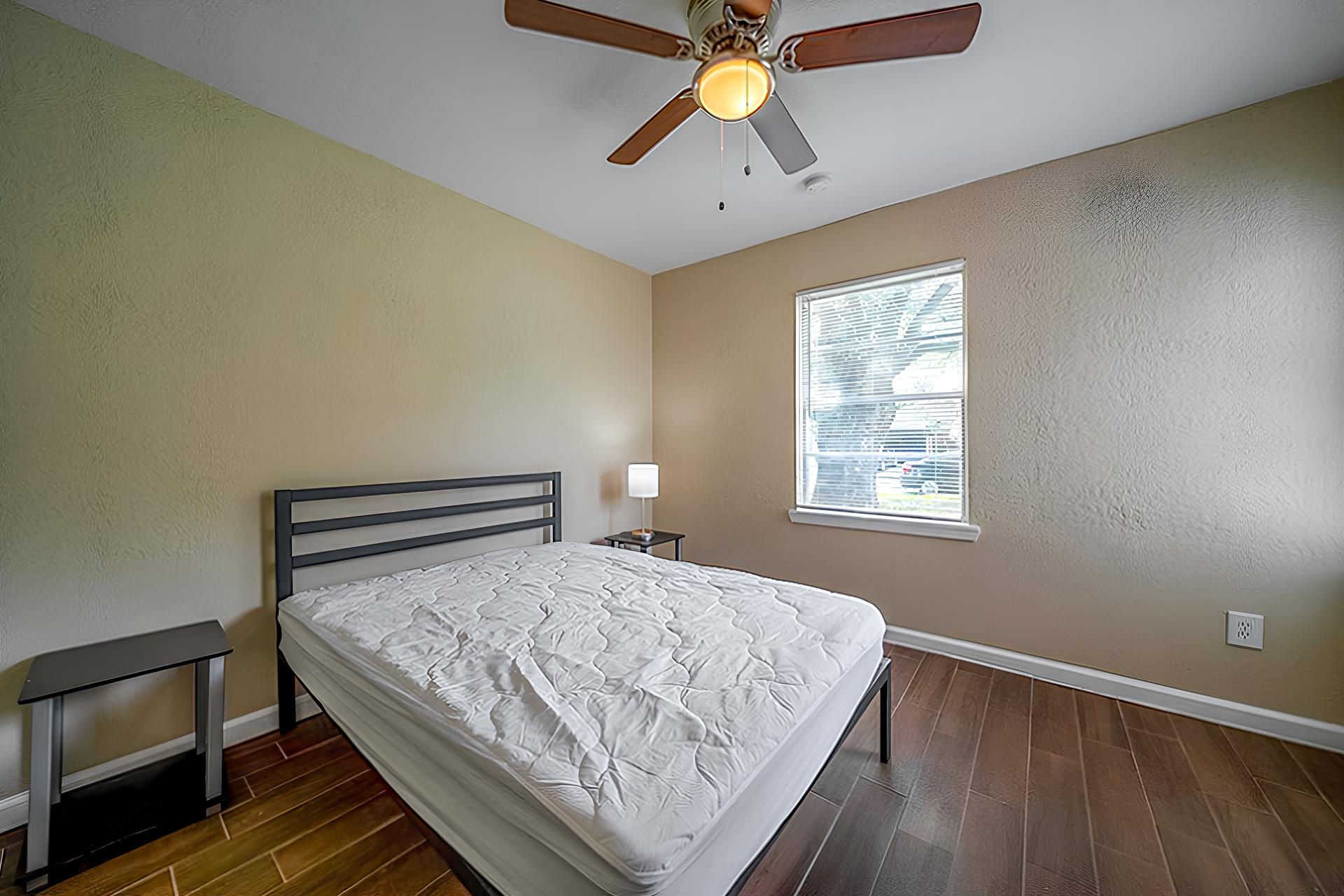 bedroom, detected: ceiling fan, hardwood, window blind, bed