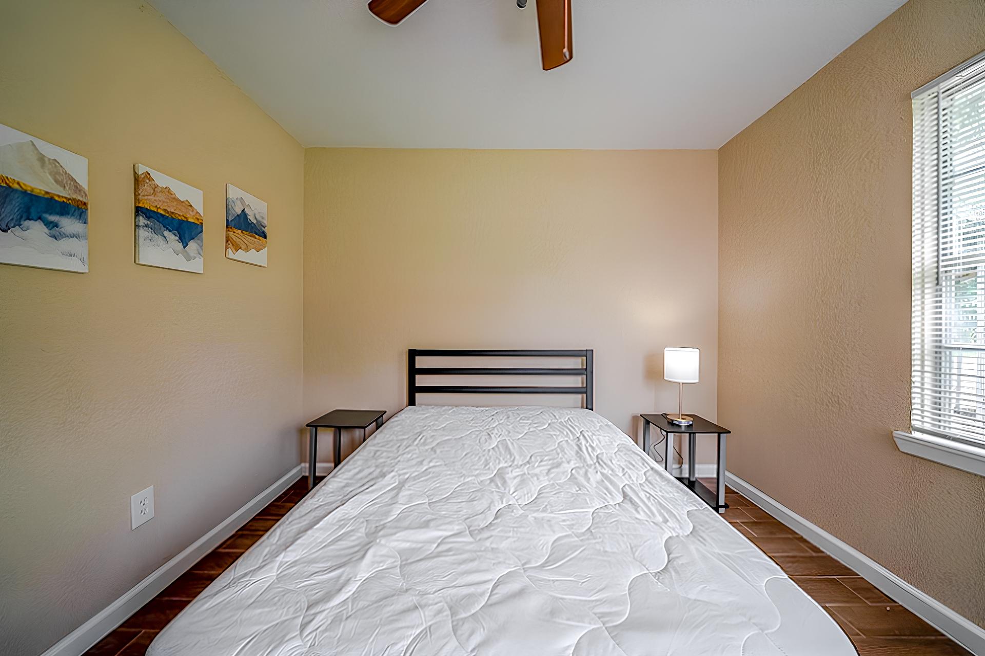 bedroom, detected: ceiling fan, hardwood, window blind, bed