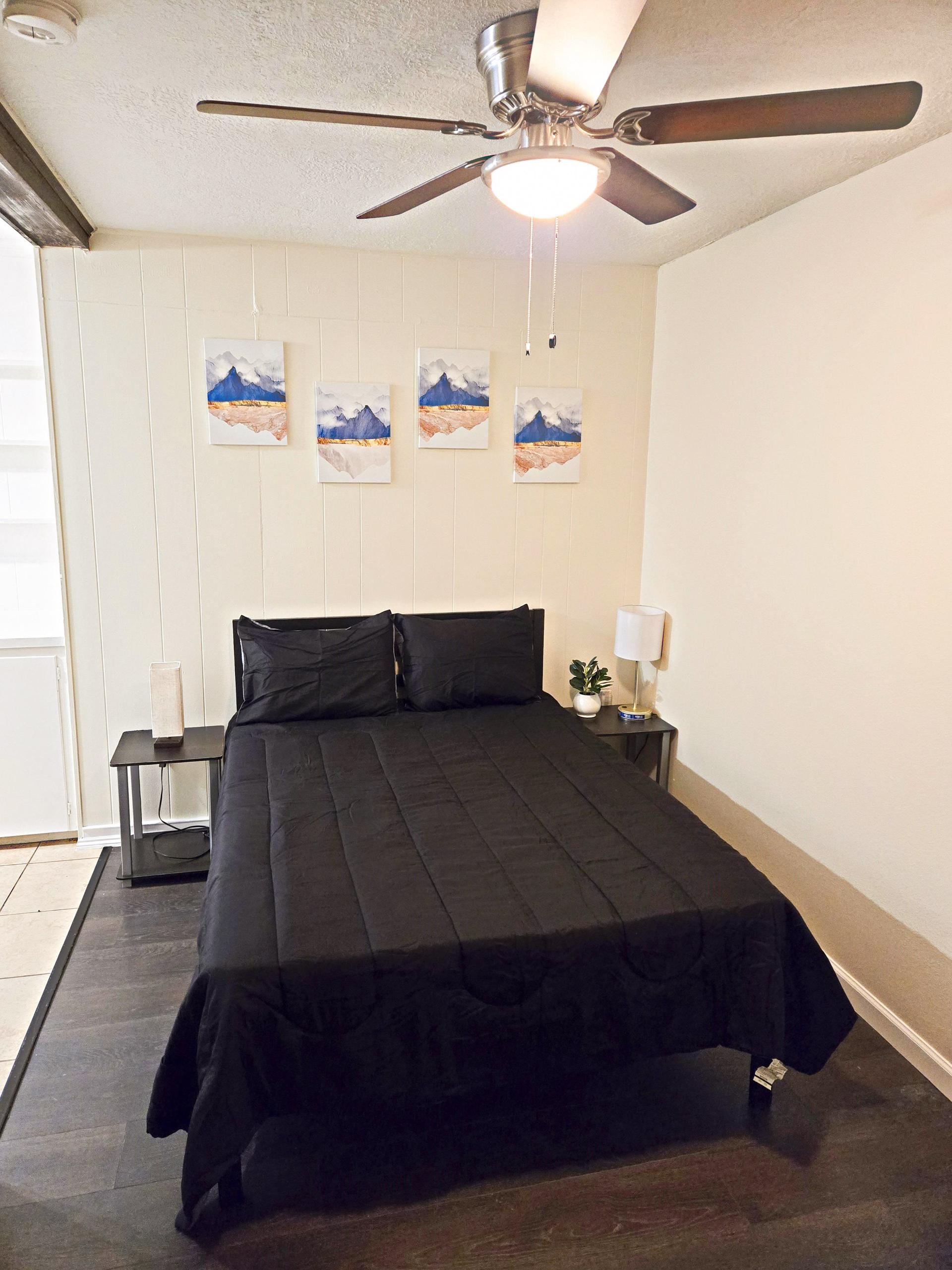 bedroom, detected:ceiling fan, bed, window blind