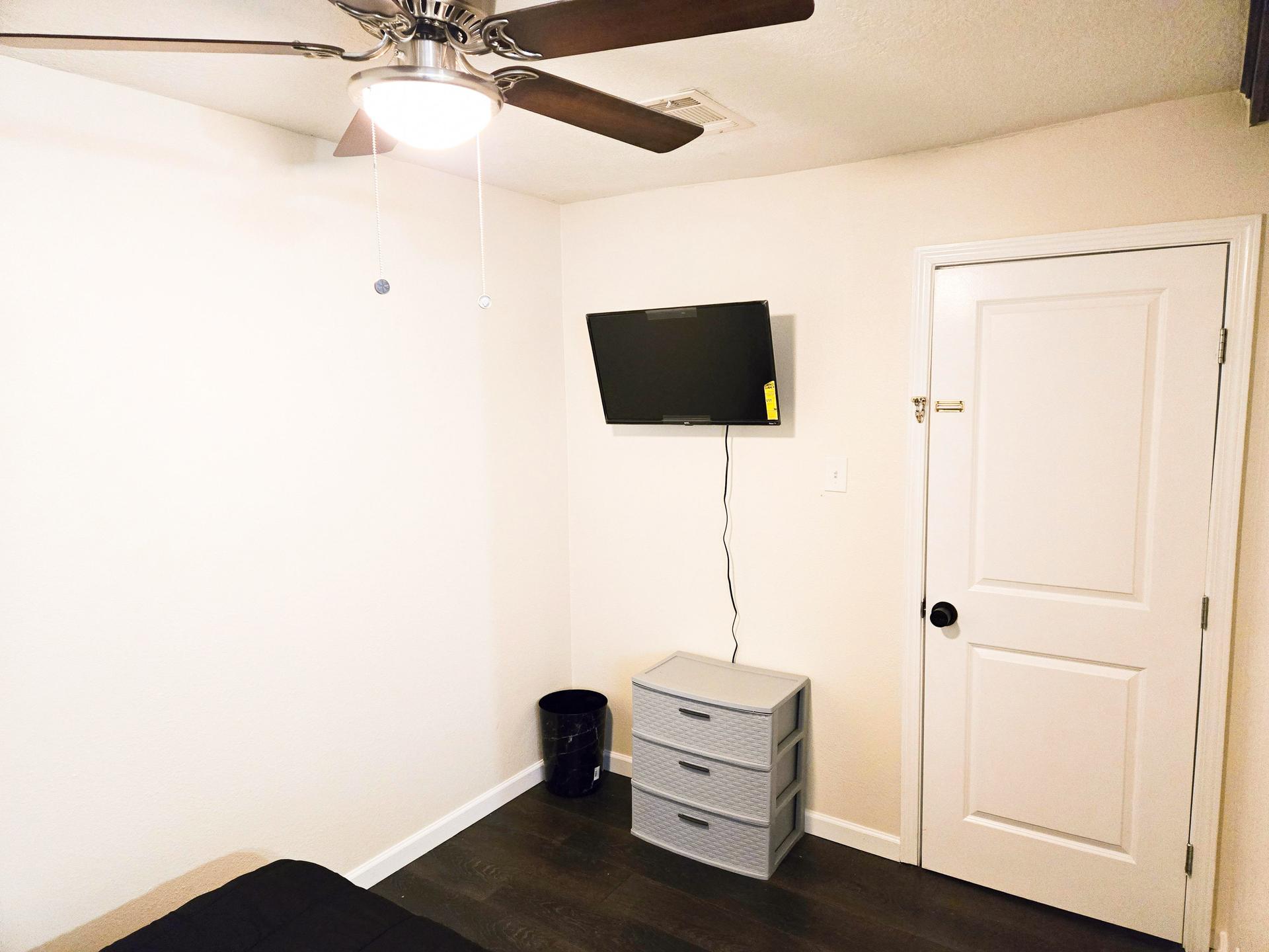 bedroom, detected:ceiling fan, bed