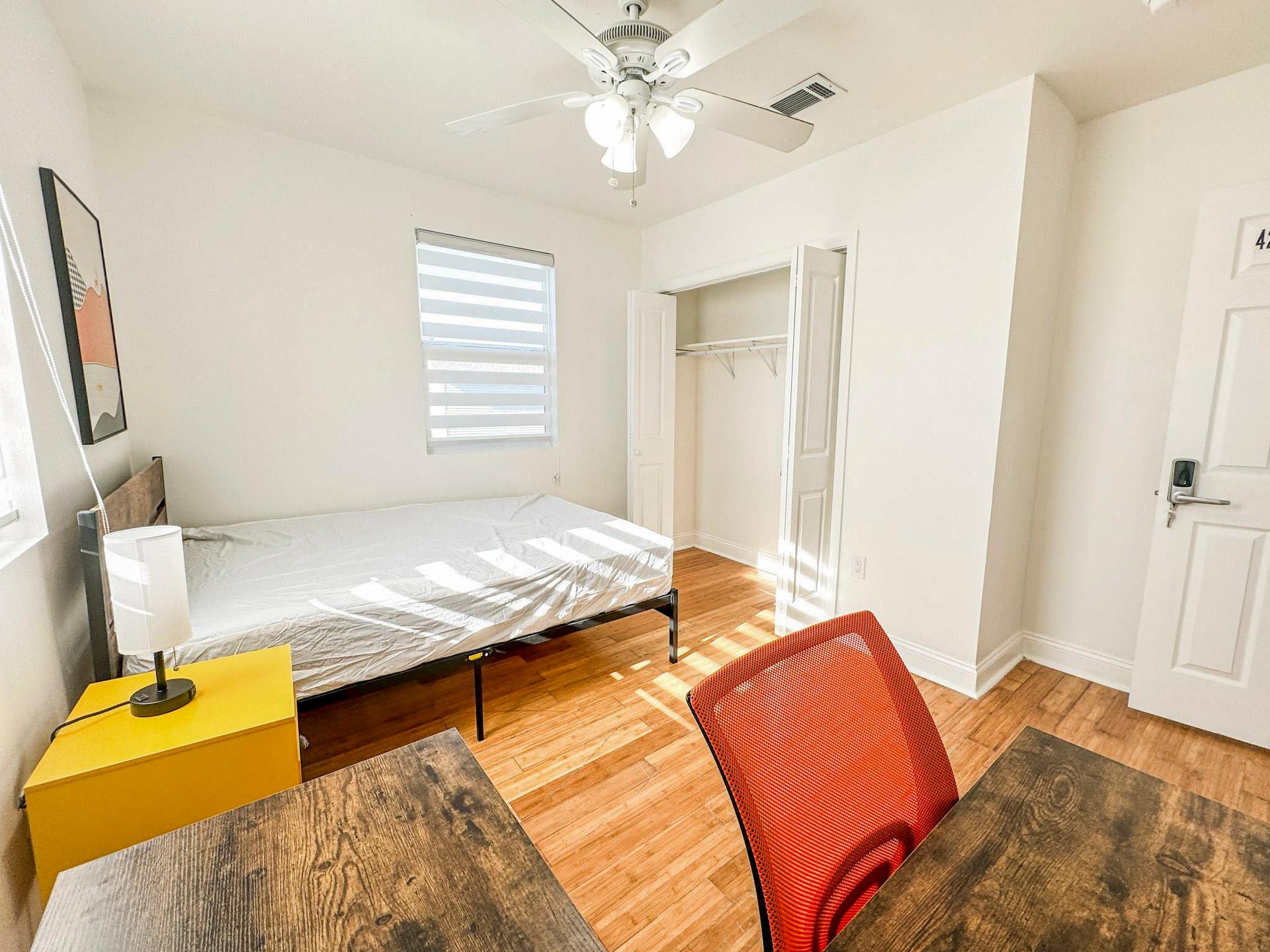 bedroom, detected:ceiling fan, bed, window blind