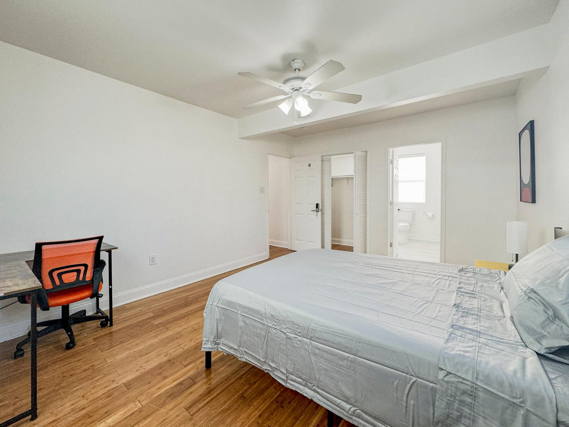 bedroom, detected:ceiling fan, bed, window blind