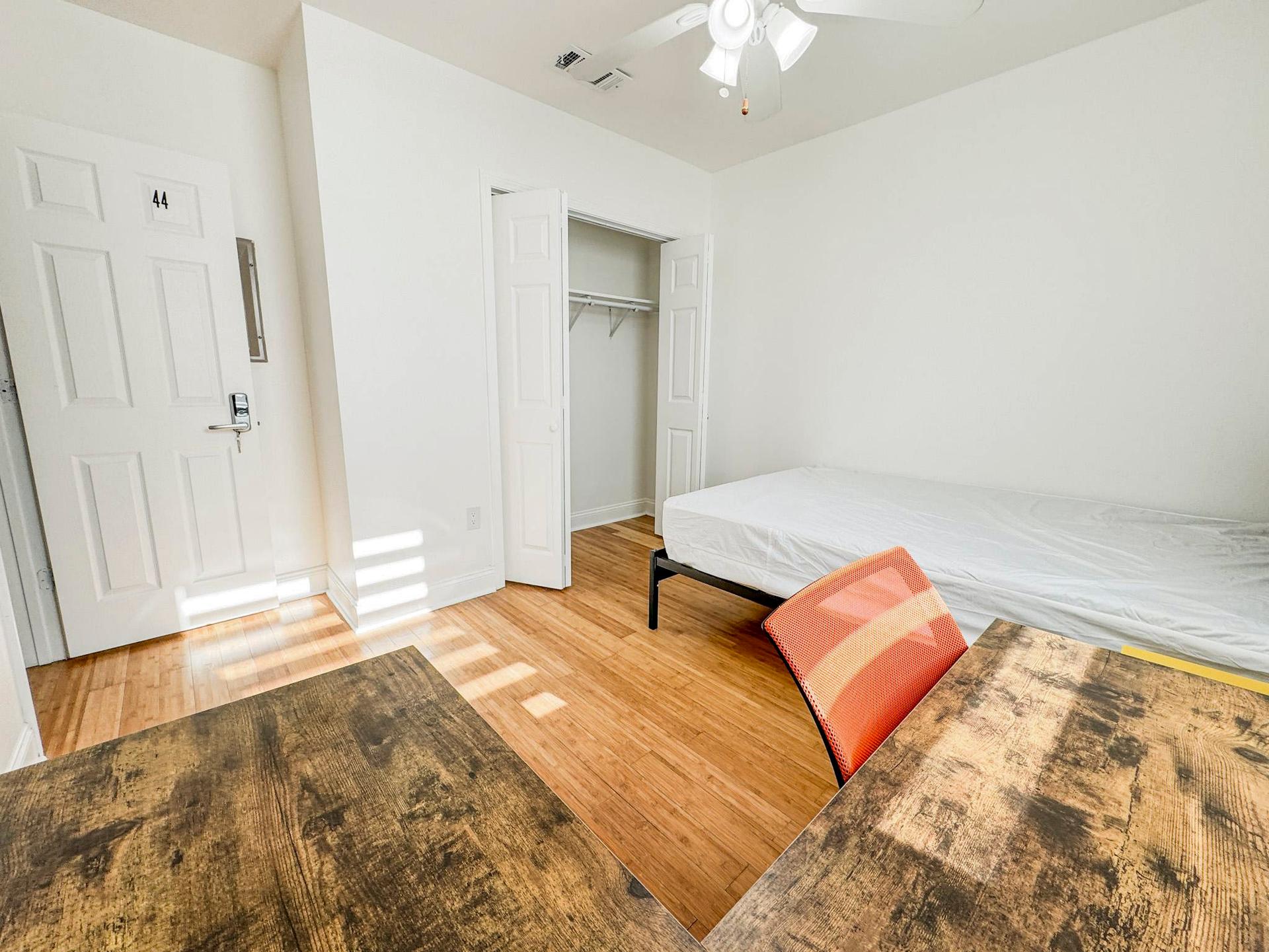 bedroom, detected:ceiling fan, bed