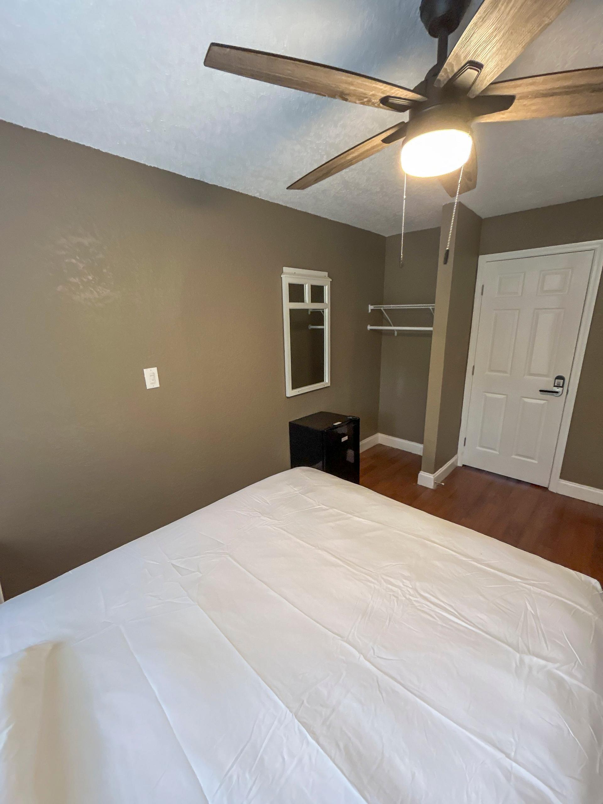 bedroom, detected:ceiling fan, bed, window blind