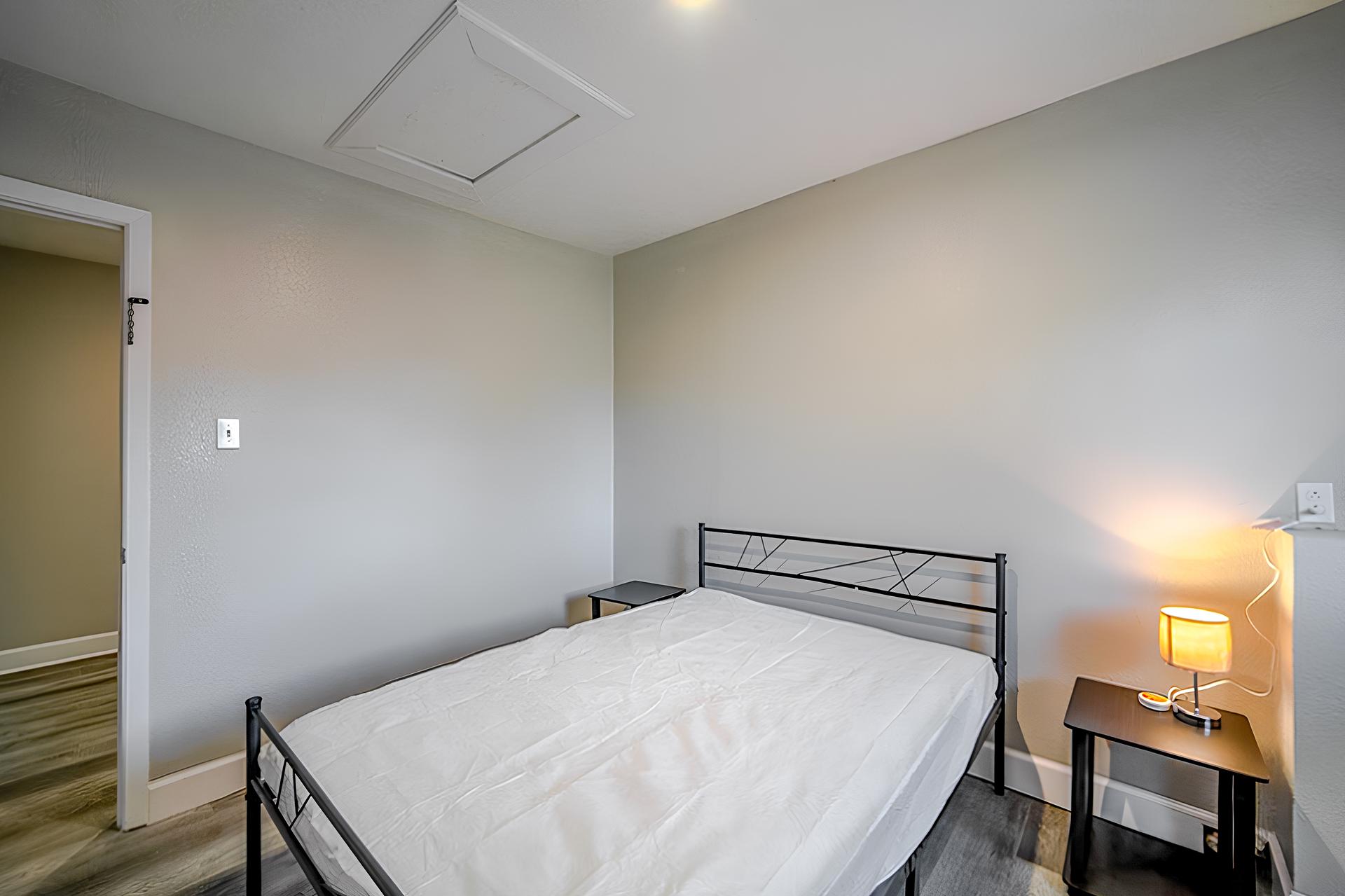bedroom, detected: hardwood, bed
