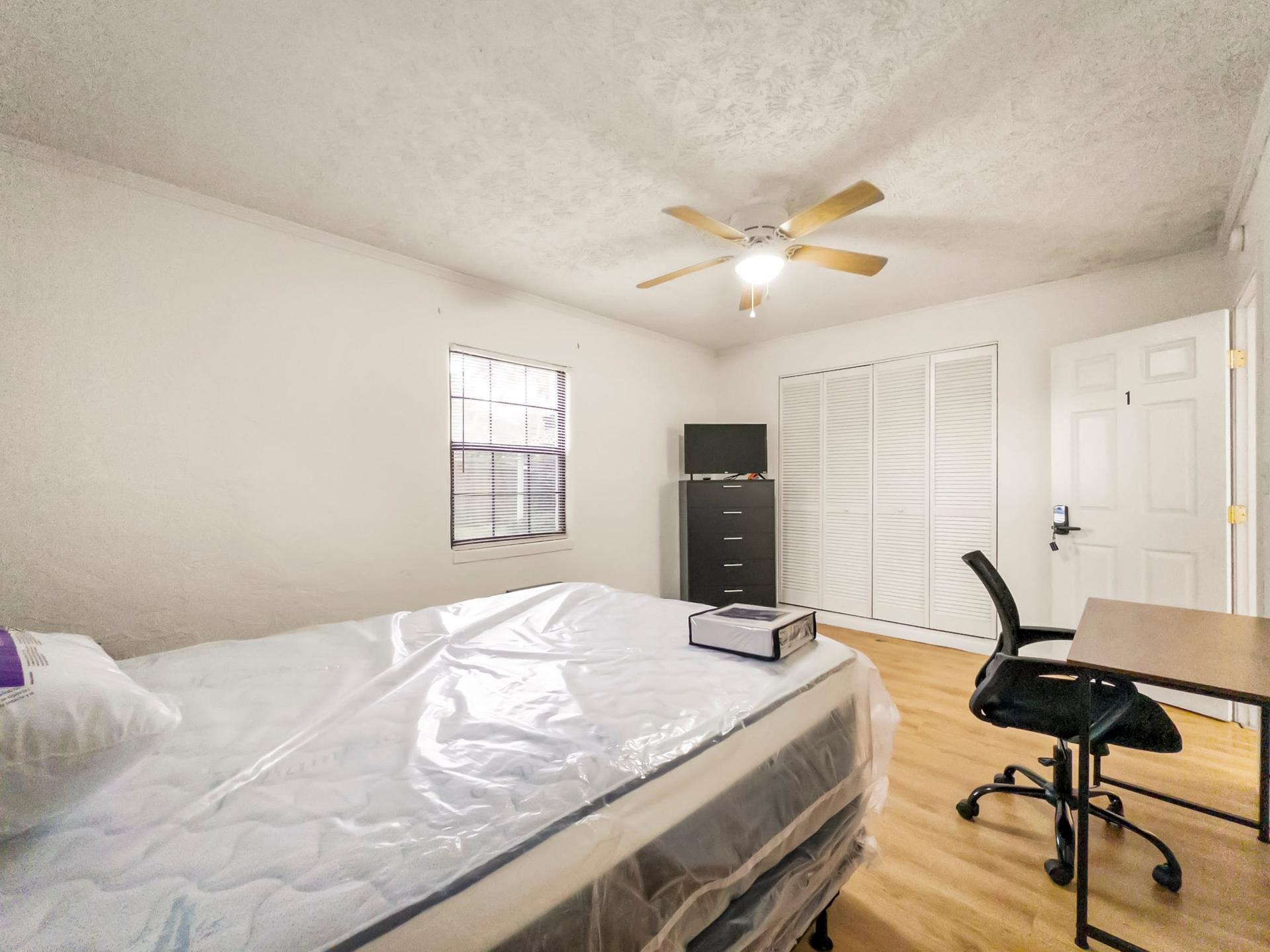 bedroom, detected:ceiling fan, window blind, bed