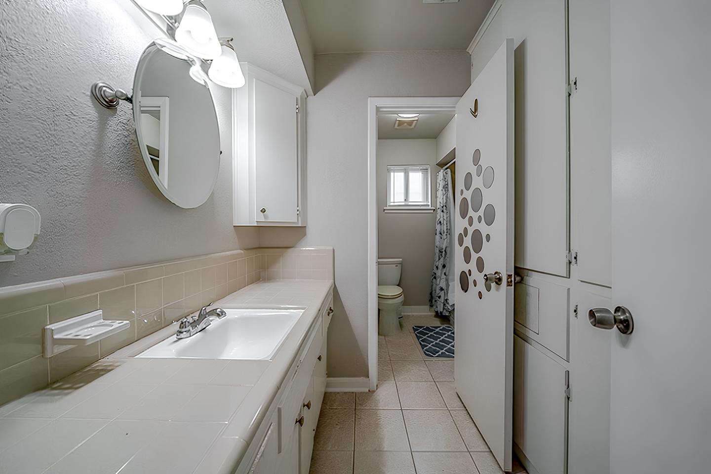 Bathroom(s)
