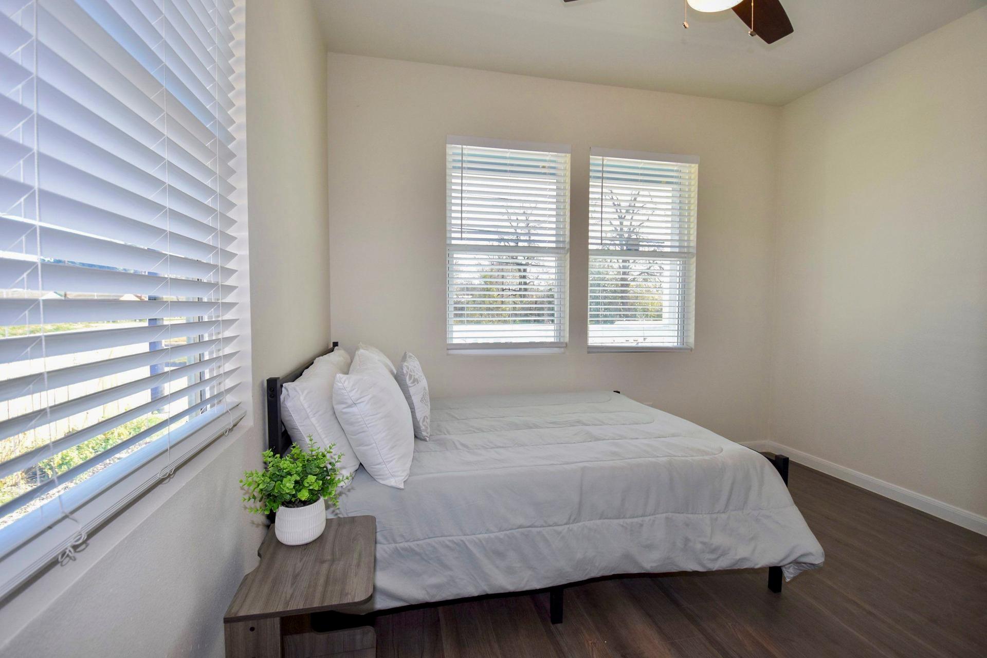 bedroom, detected:ceiling fan, window blind