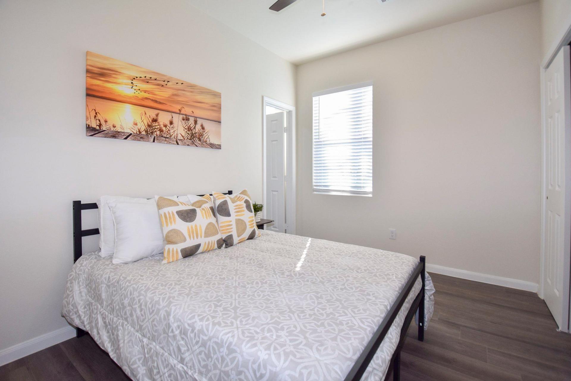bedroom, detected:ceiling fan, bed, window blind