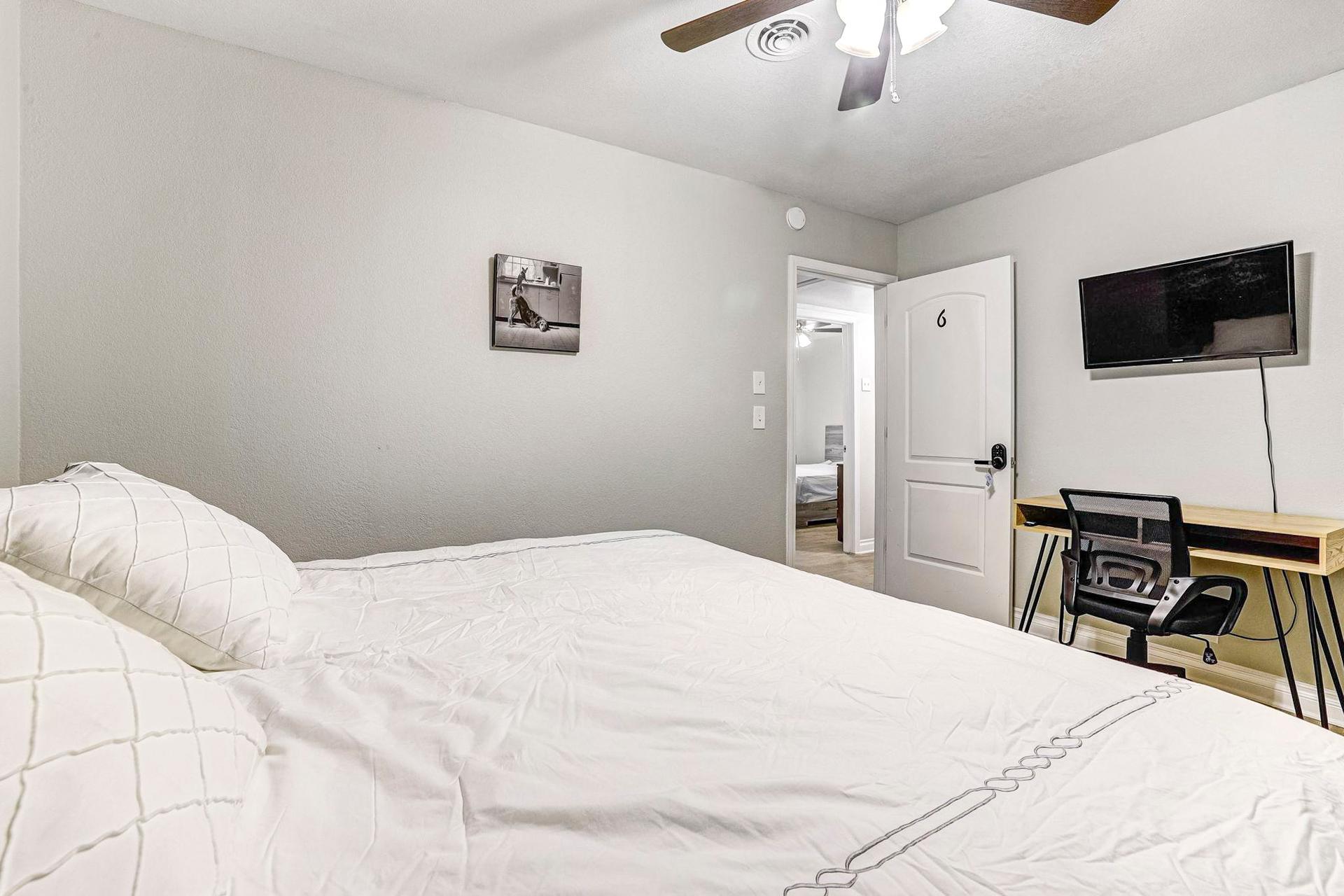 bedroom, detected:ceiling fan, bed