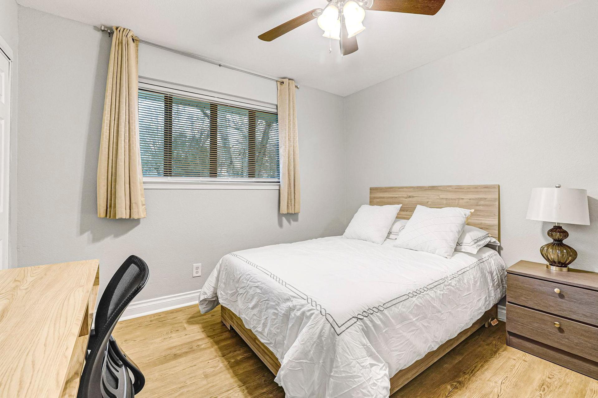 bedroom, detected:ceiling fan, bed, window blind