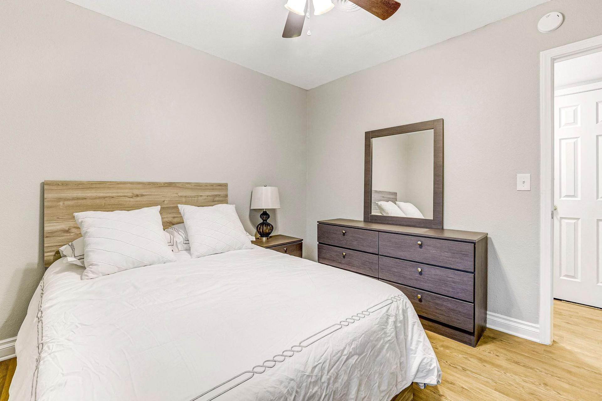 bedroom, detected:ceiling fan, bed