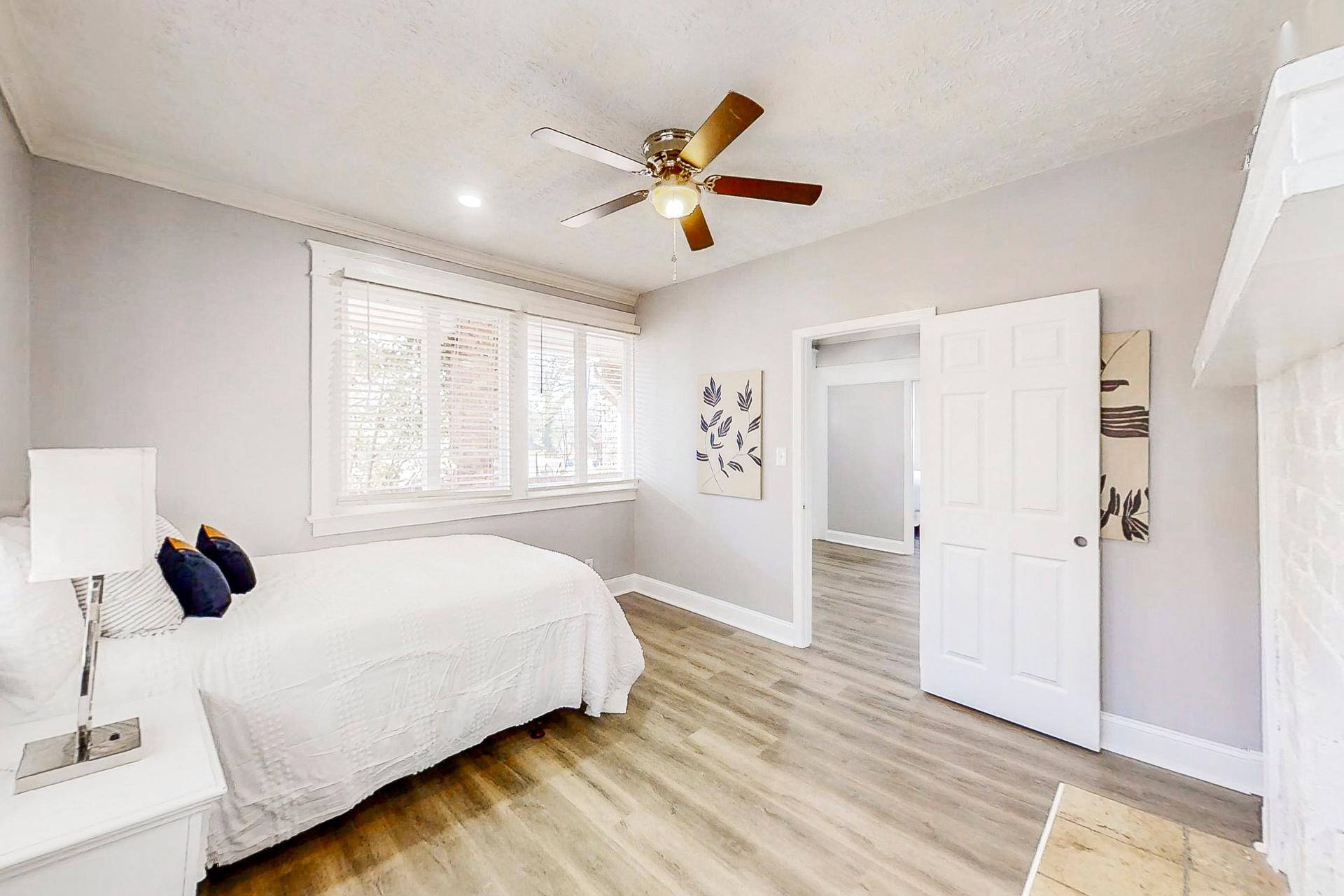 bedroom, detected:ceiling fan, bed, window blind