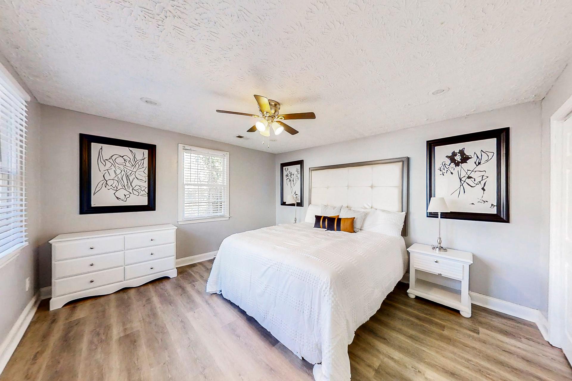 bedroom, detected:window blind, ceiling fan, bed