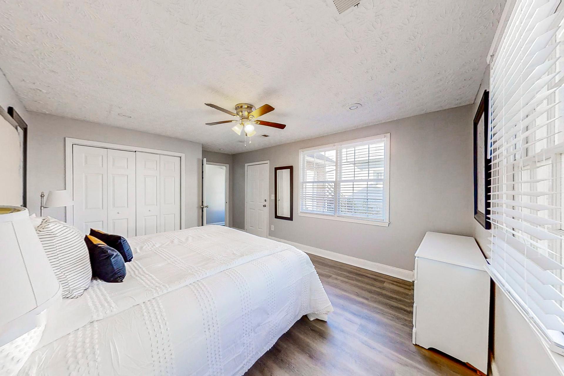 bedroom, detected:ceiling fan, bed, window blind