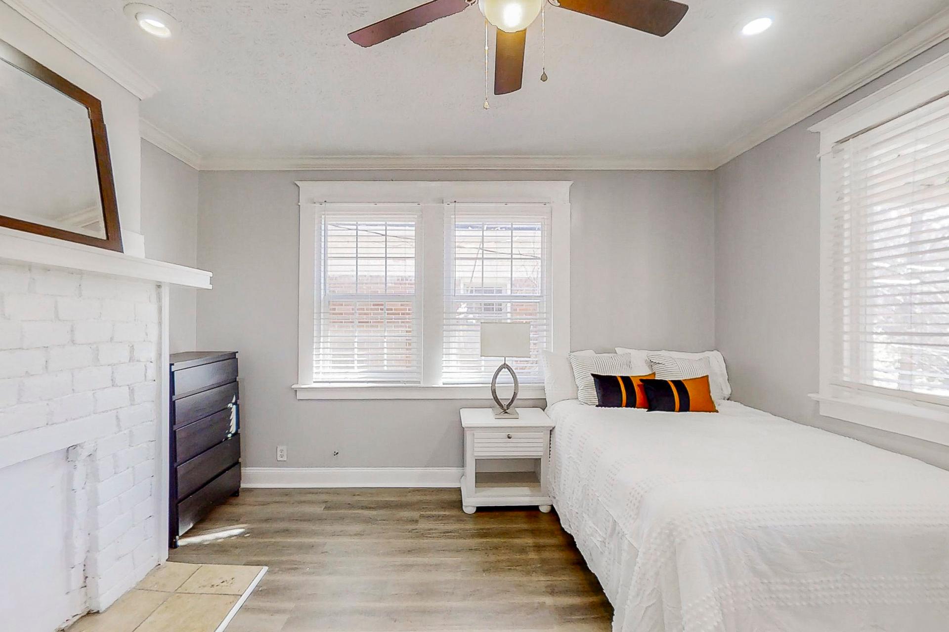 bedroom, detected:window blind, ceiling fan, bed
