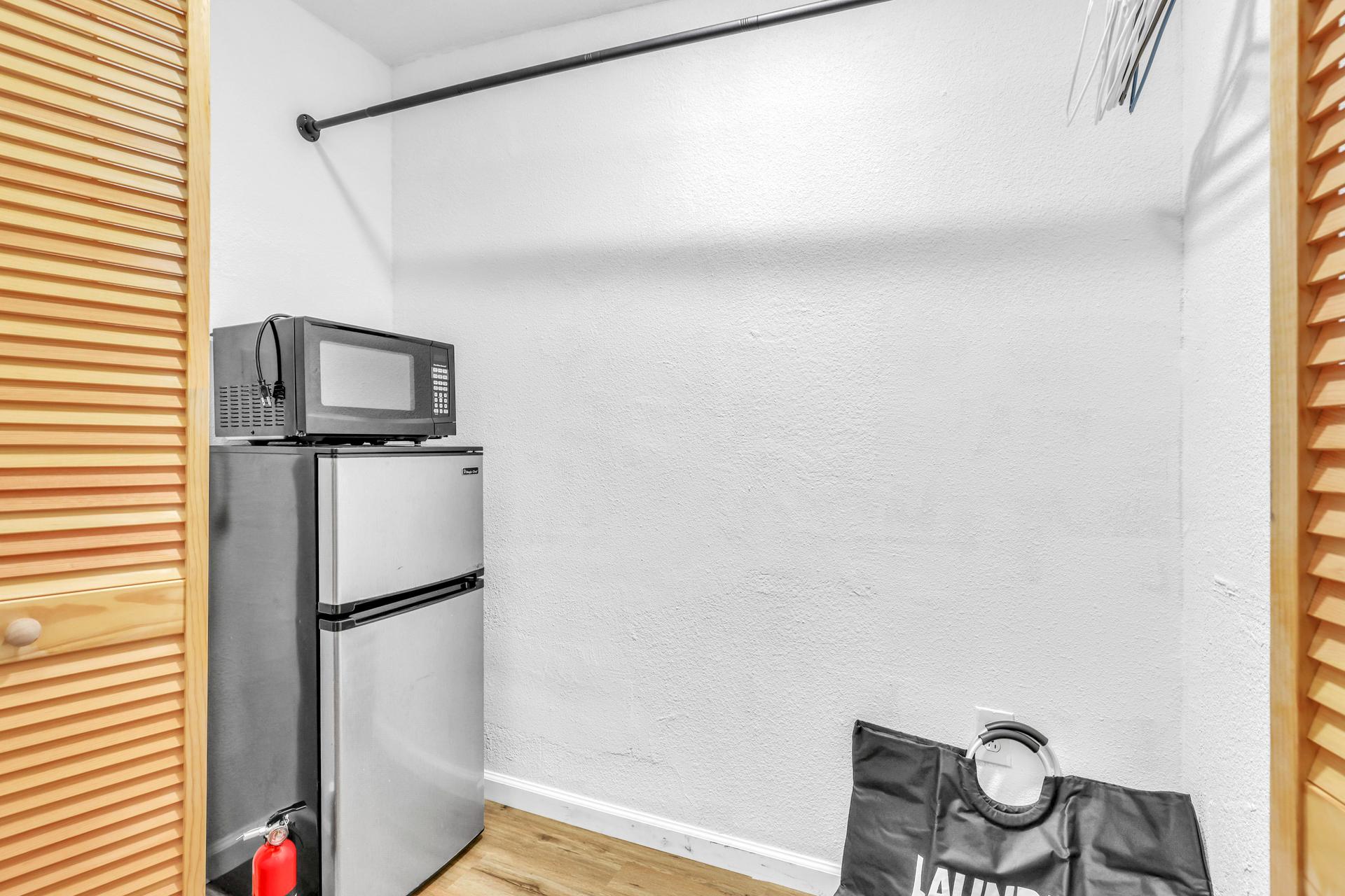 kitchen, detected:kitchen stove, refrigerator, stove, window blind, microwave oven