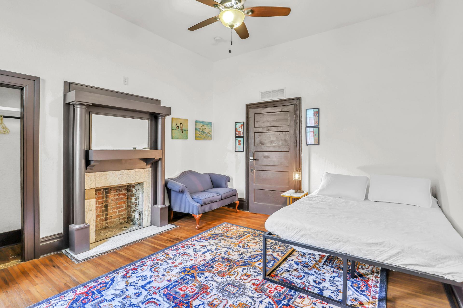 living_room, detected:ceiling fan