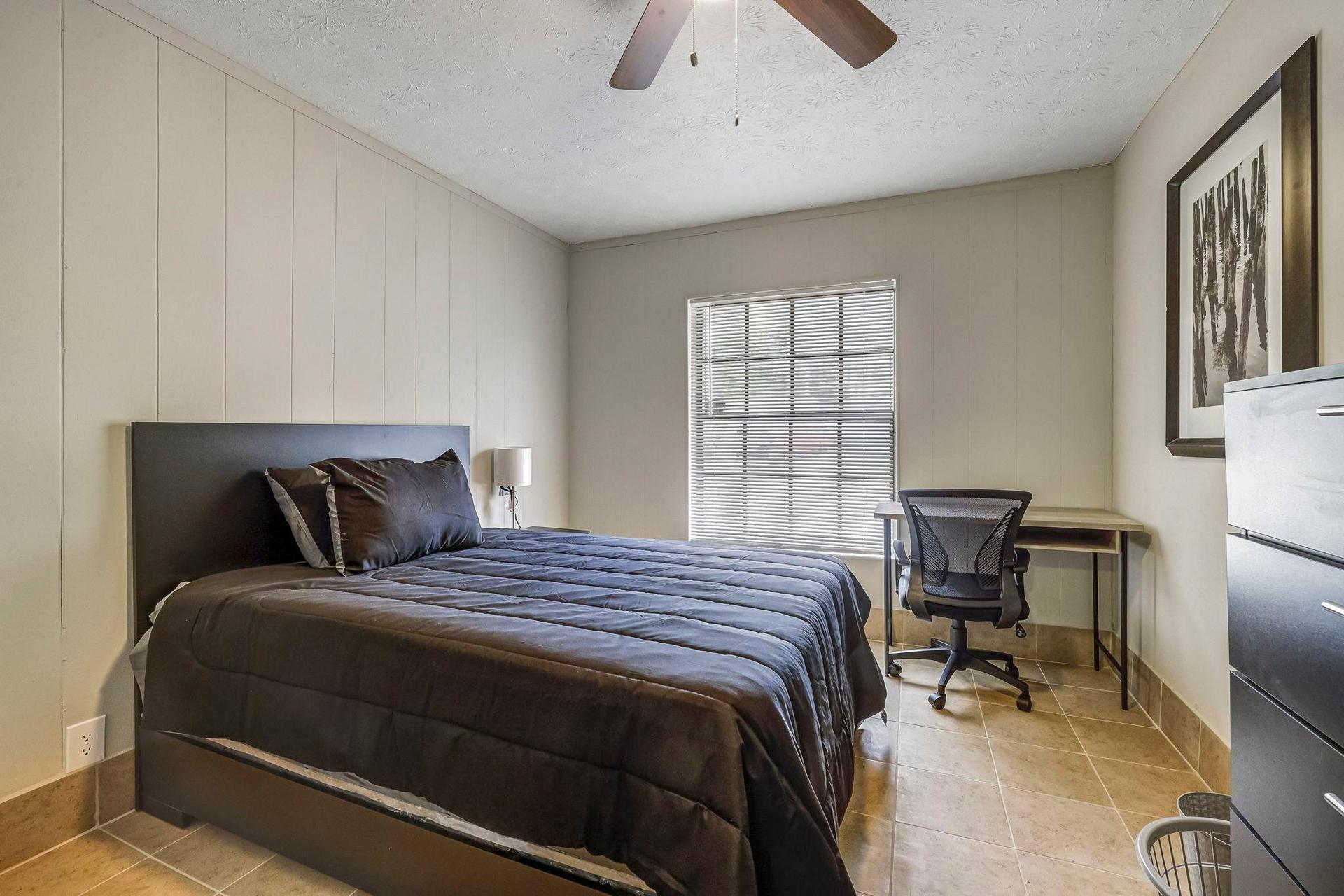 bedroom, detected:ceiling fan, bed