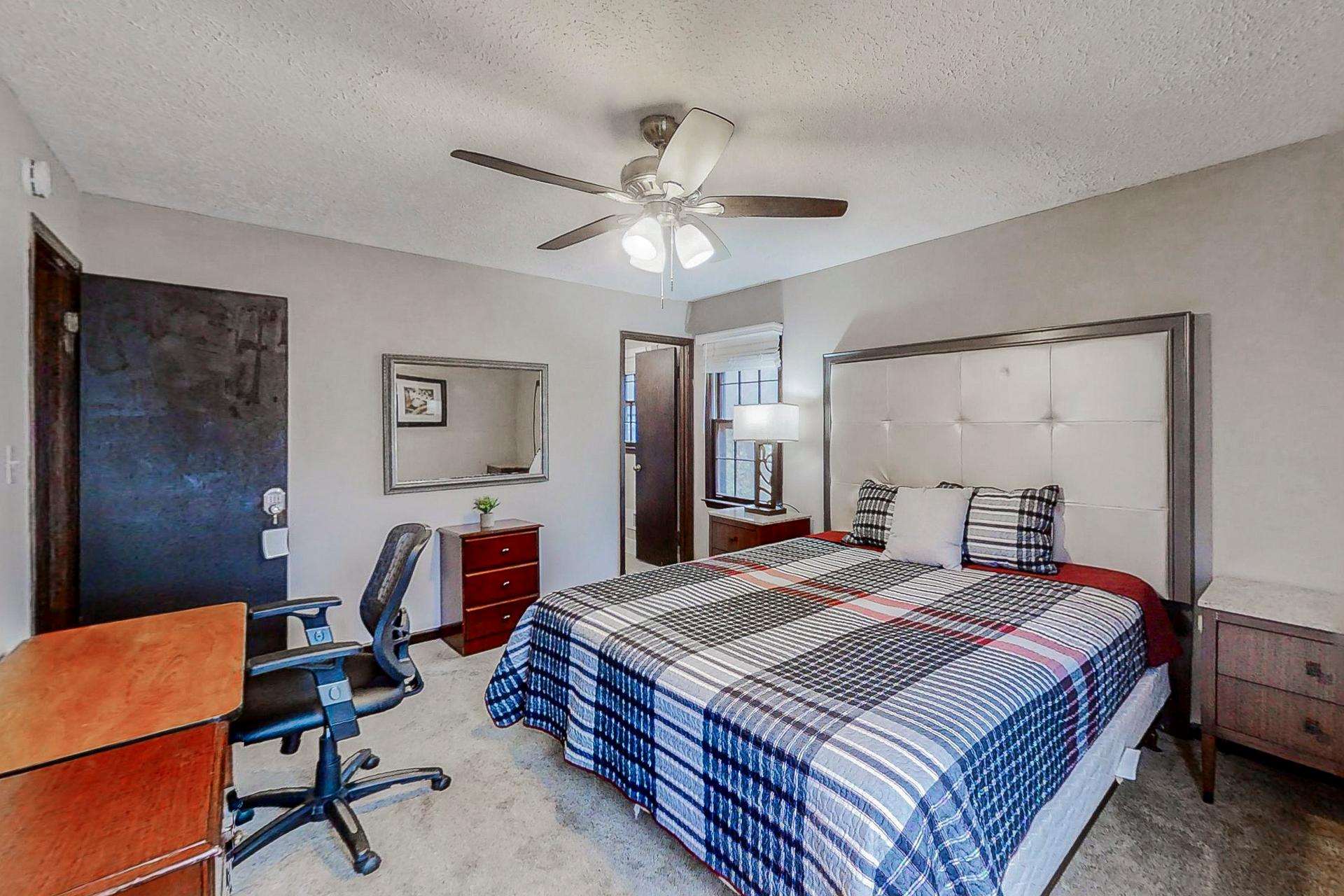 bedroom, detected:ceiling fan, bed, window blind