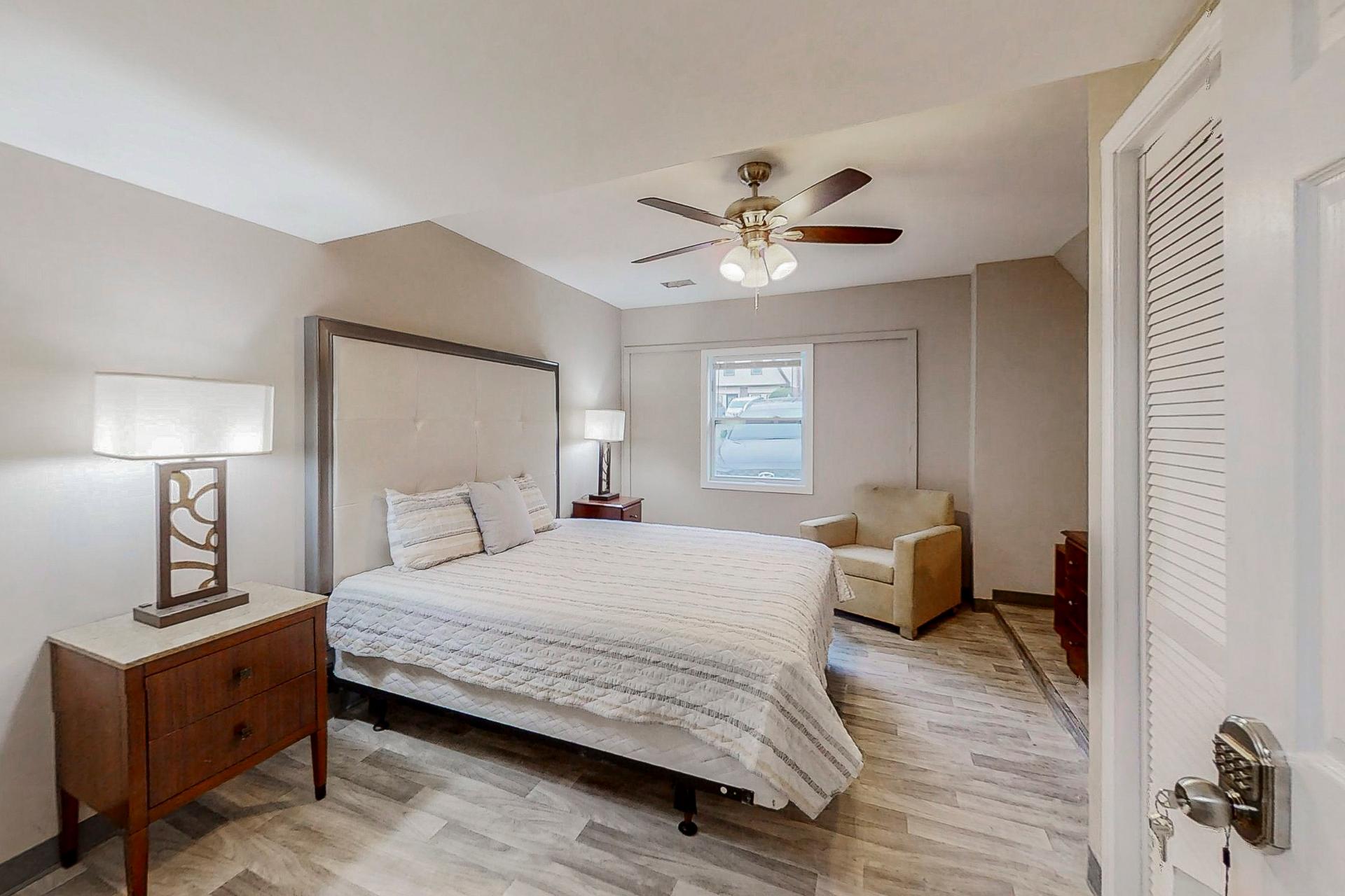 bedroom, detected:ceiling fan, bed, window blind