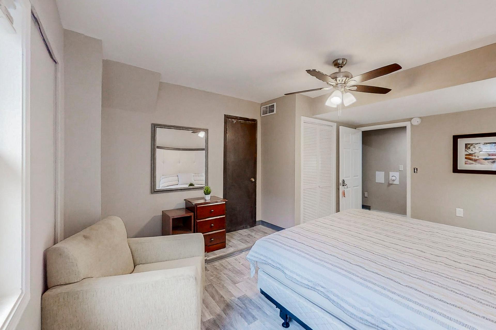 bedroom, detected:ceiling fan, bed, window blind
