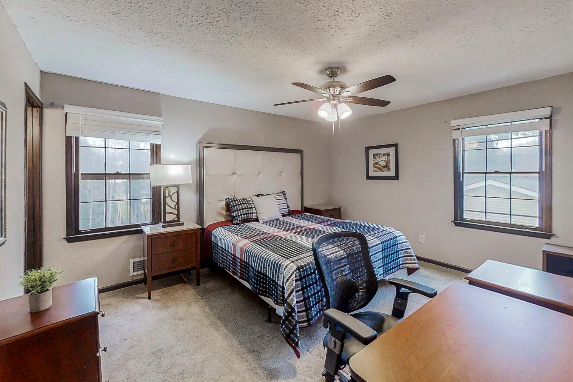 bedroom, detected:ceiling fan, window blind, bed