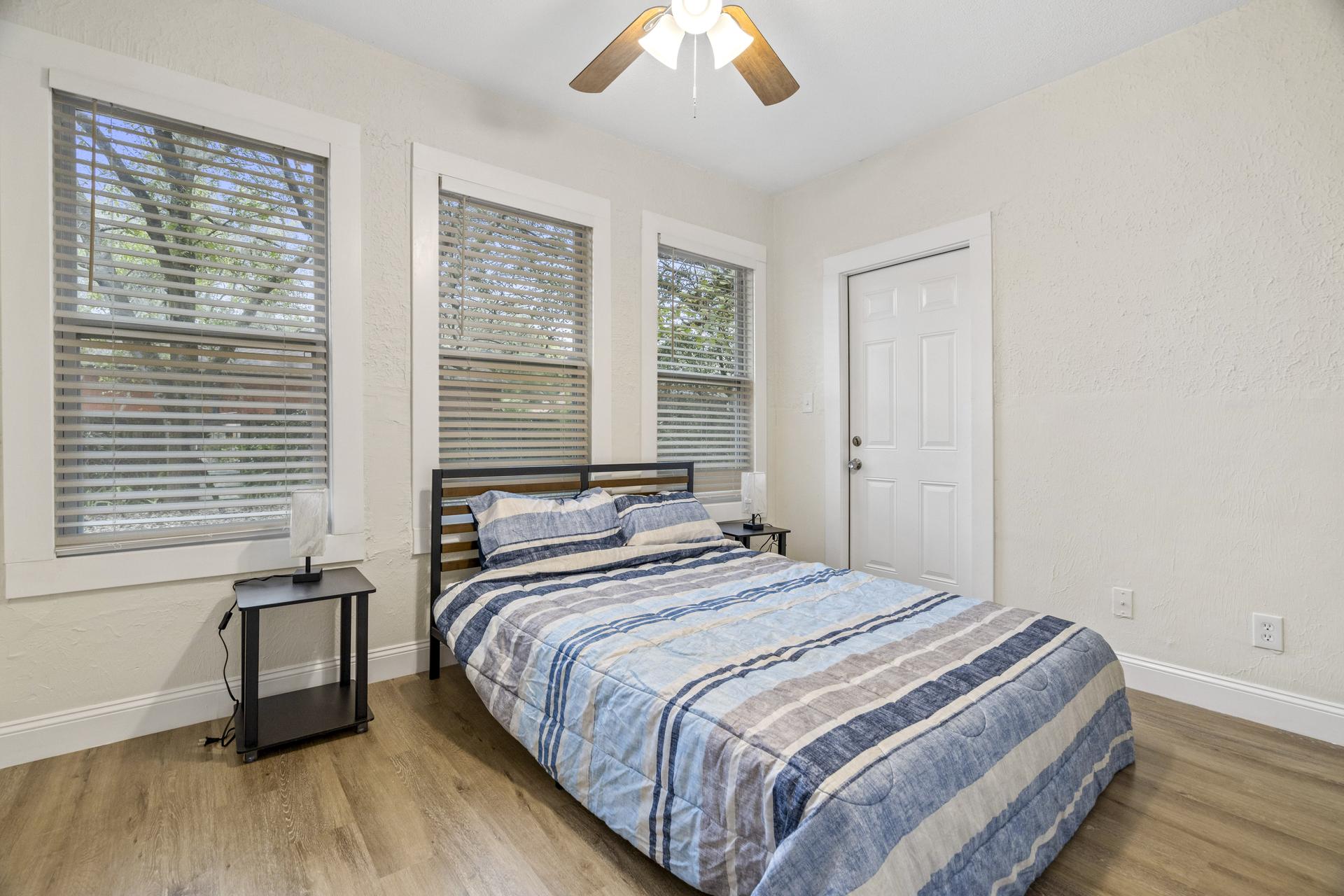 bedroom, detected:window blind, ceiling fan, bed