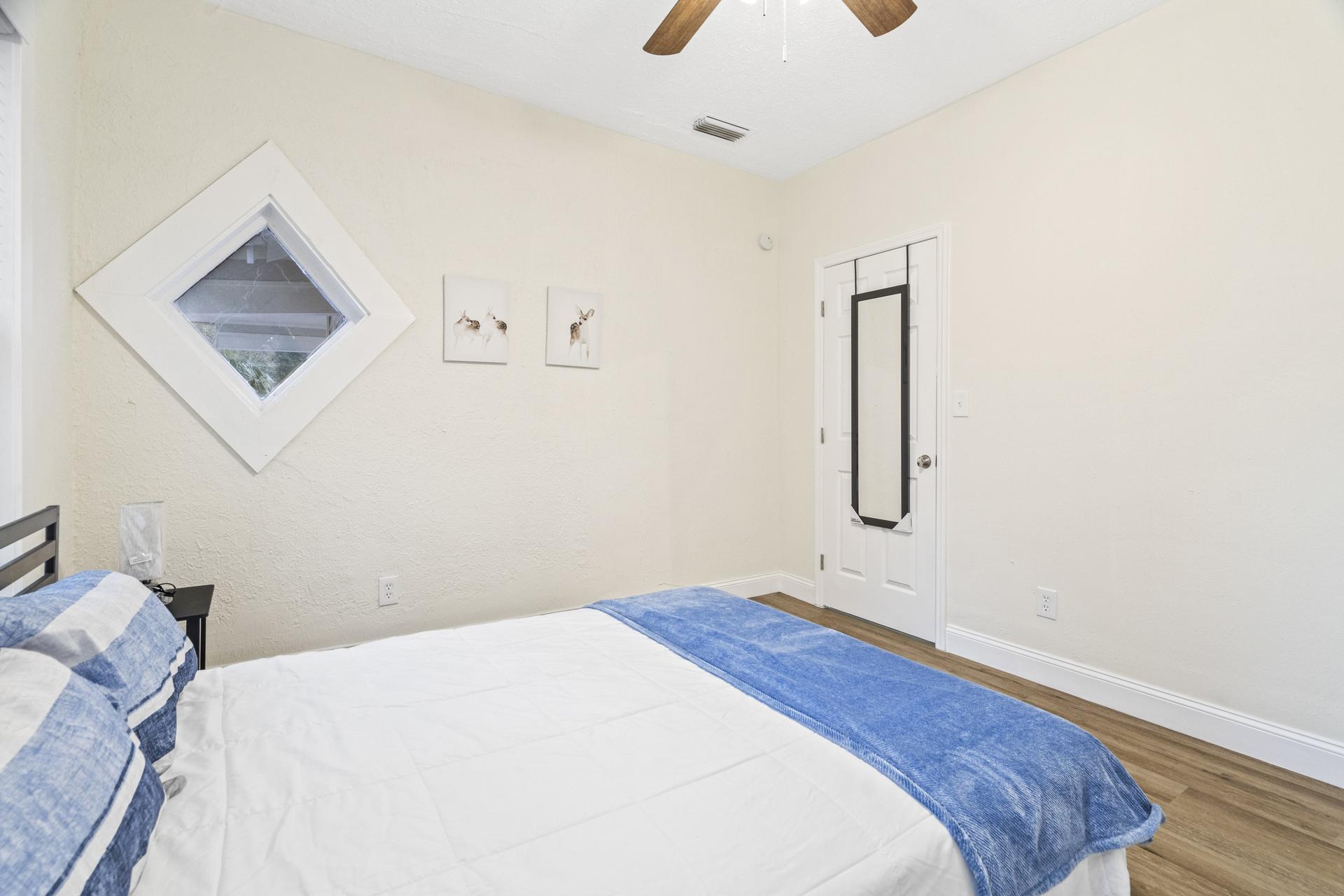 bedroom, detected:ceiling fan, bed, window blind