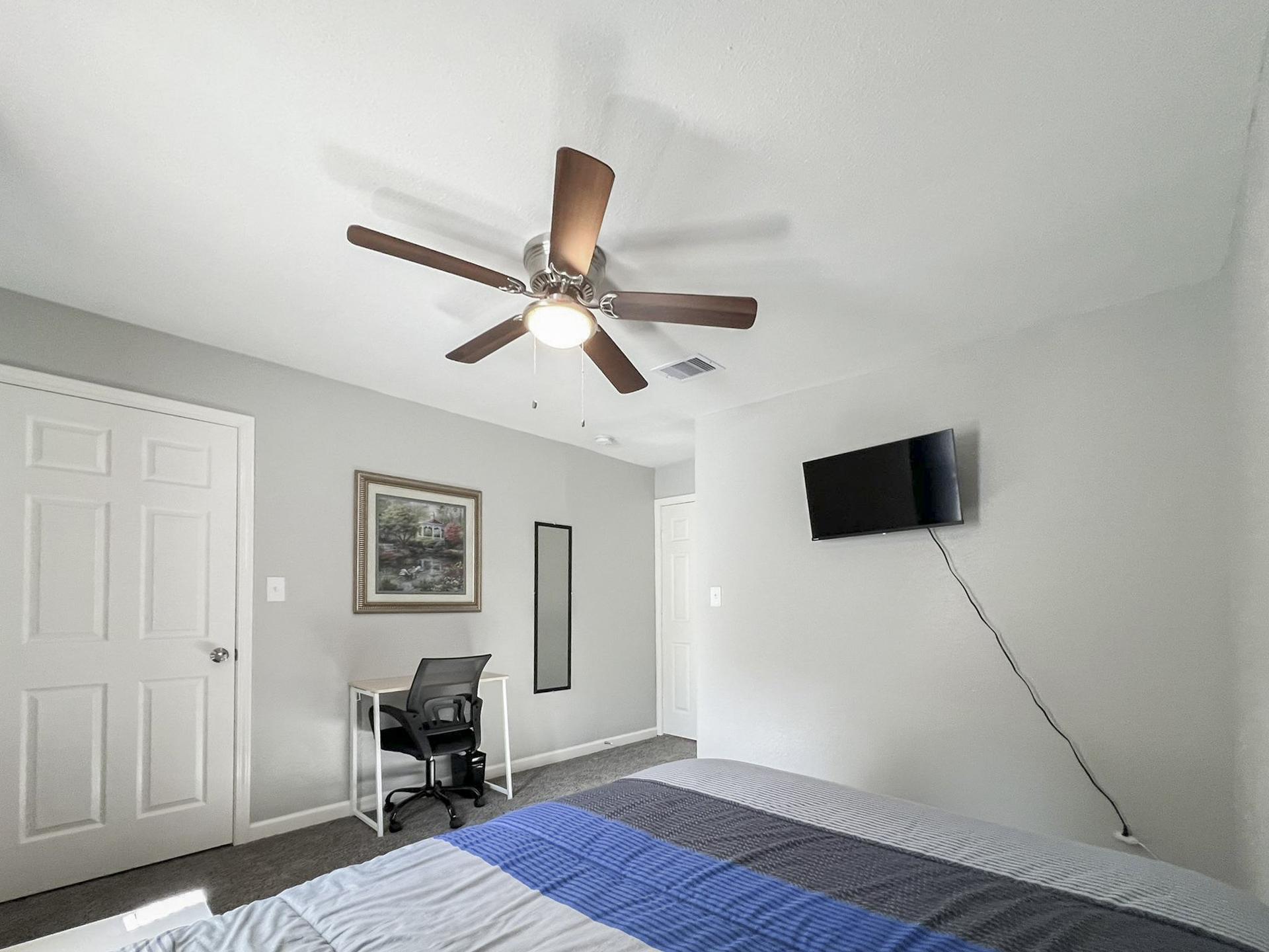 bedroom, detected:ceiling fan, window blind, bed