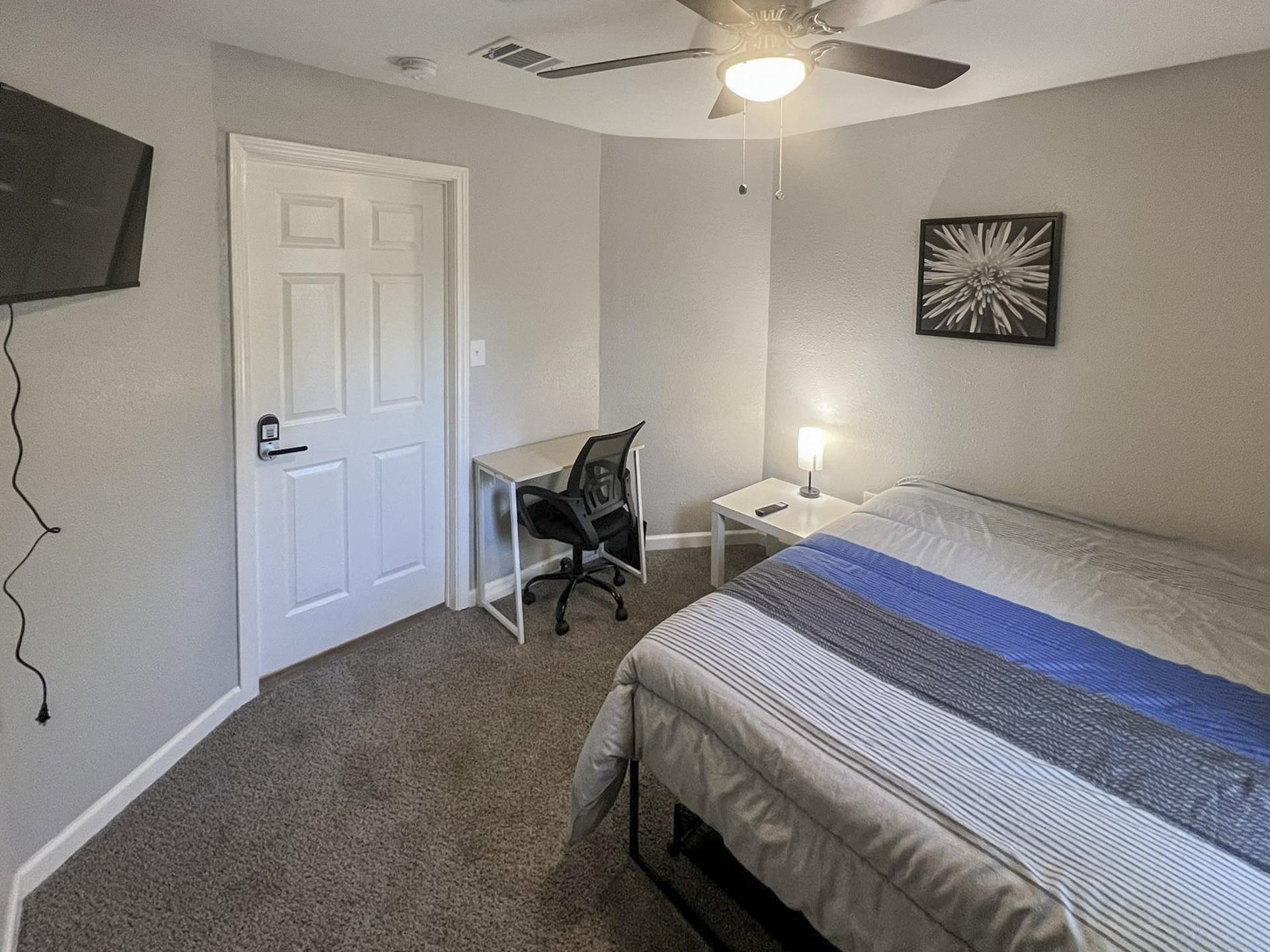 bedroom, detected:ceiling fan, bed